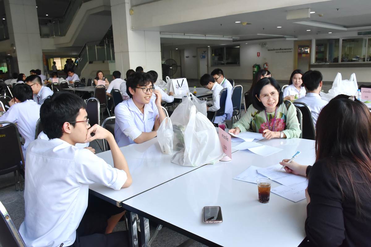 นักศึกษาแพทย์รามาธิบดีพบอาจารย์ที่ปรึกษา