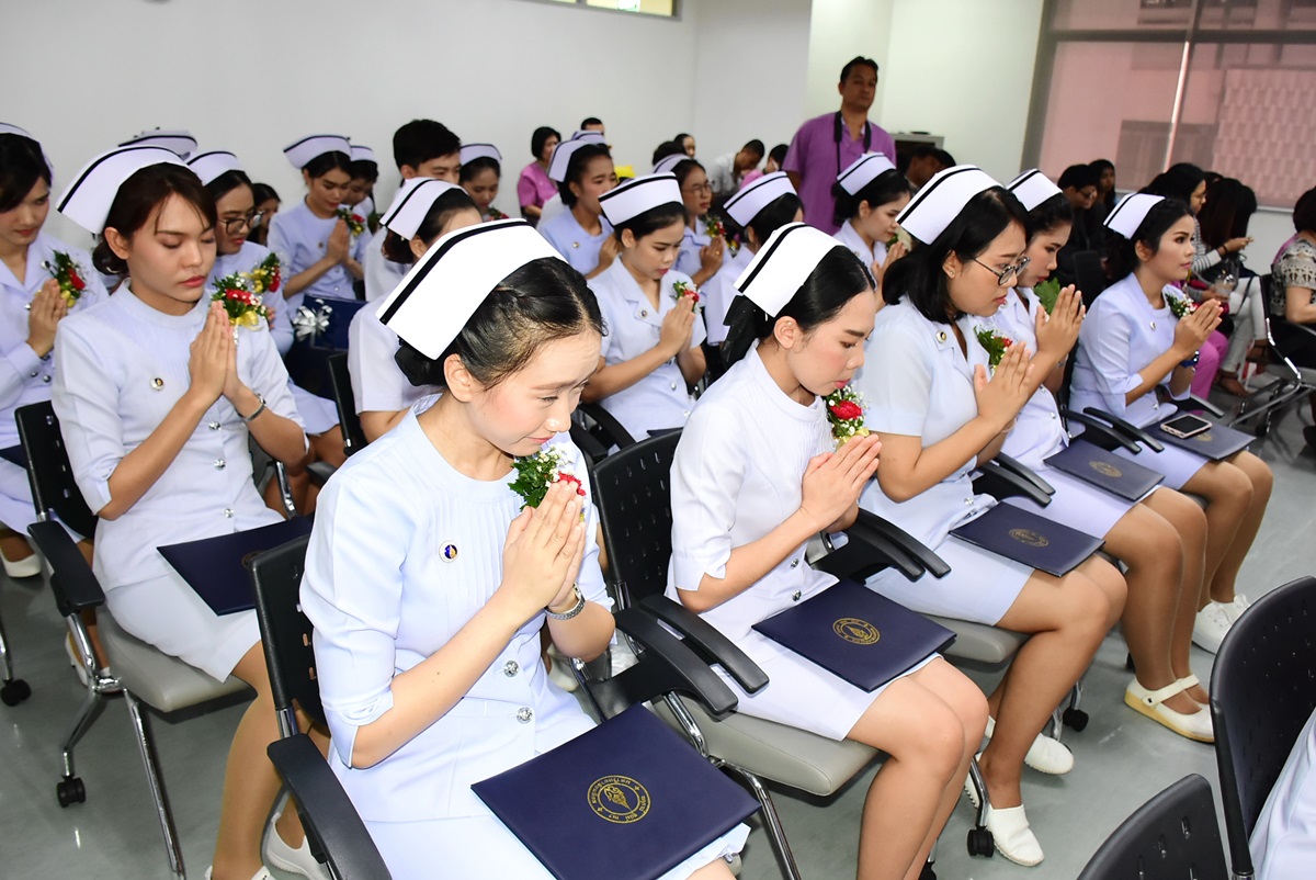 พิธีมอบประกาศนียบัตรแก่ผู้สำเร็จการอบรม หลักสูตรการพยาบาลเฉพาะทาง สาขาการพยาบาลผู้ป่วยวิกฤต (ผู้ใหญ่และผู้สูงอายุ) โครงการพิเศษ รุ่นที่ 27 ประจำปีการศึกษา 2561