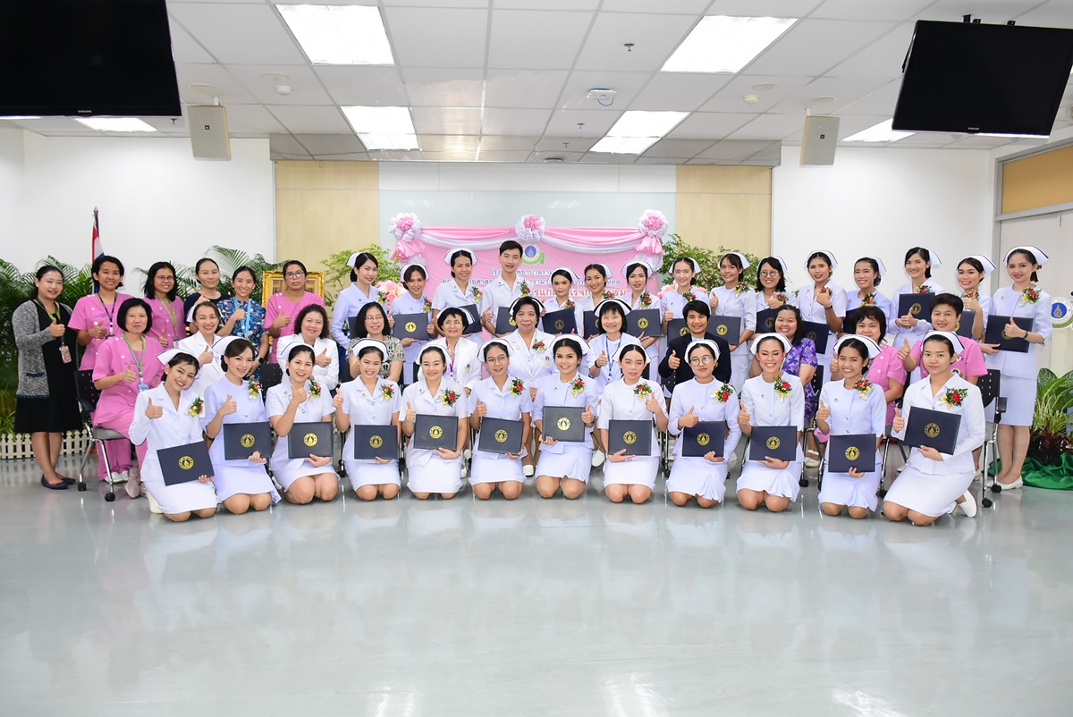 พิธีมอบประกาศนียบัตรแก่ผู้สำเร็จการอบรม หลักสูตรการพยาบาลเฉพาะทาง สาขาการพยาบาลผู้ป่วยวิกฤต (ผู้ใหญ่และผู้สูงอายุ) โครงการพิเศษ รุ่นที่ 27 ประจำปีการศึกษา 2561