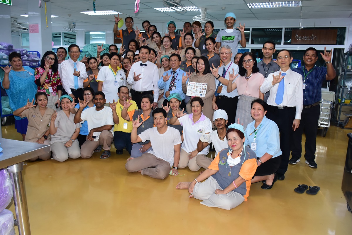 คณบดีและคณะกรรมการบริหารคณะฯ ร่วมส่งมอบความสุขเนื่องในโอกาสวันขึ้นปีใหม่แก่บุคลากร