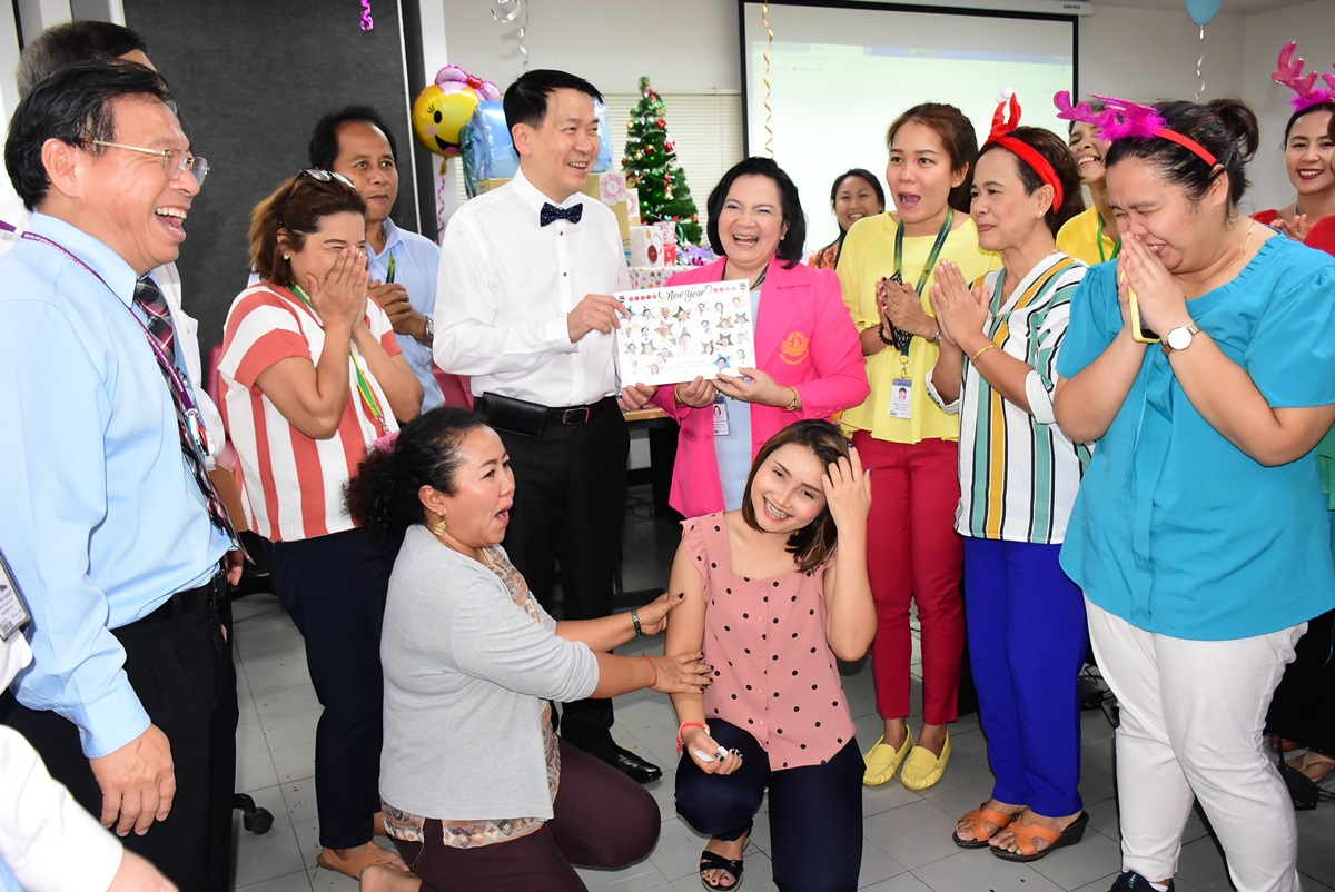 คณบดีและคณะกรรมการบริหารคณะฯ ร่วมส่งมอบความสุขเนื่องในโอกาสวันขึ้นปีใหม่แก่บุคลากร