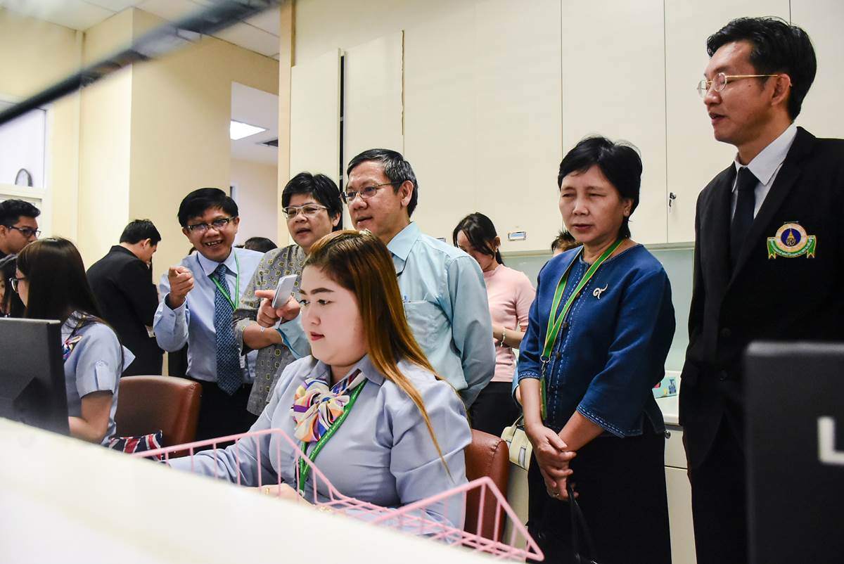 อธิบดีกรมบัญชีกลางเข้าเยี่ยมชมระบบเบิกจ่ายตรงค่ารักษาพยาบาลด้วยบัตรประชาชน
