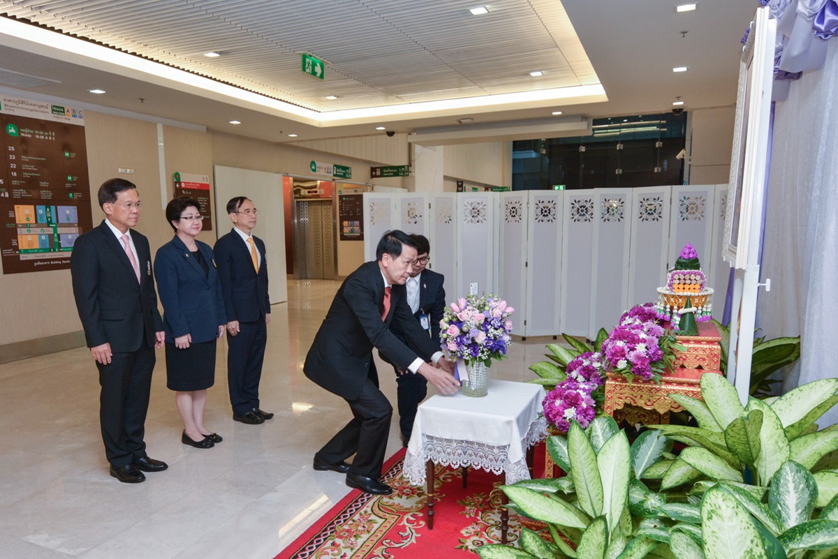 คณะผู้บริหารคณะฯ ทูลเกล้าถวายแจกันดอกไม้และถวายลงนามถวายพระพรพระเจ้าวรวงศ์เธอพระองค์เจ้าโสมสวลี พระวรราชาทินัดดามาตุ คณะผู้บริหารคณะฯ ทูลเกล้าถวายแจกันดอกไม้และถวายลงนามถวายพระพรพระเจ้าวรวงศ์เธอพระองค์เจ้าโสมสวลี พระวรราชาทินัดดามาตุ