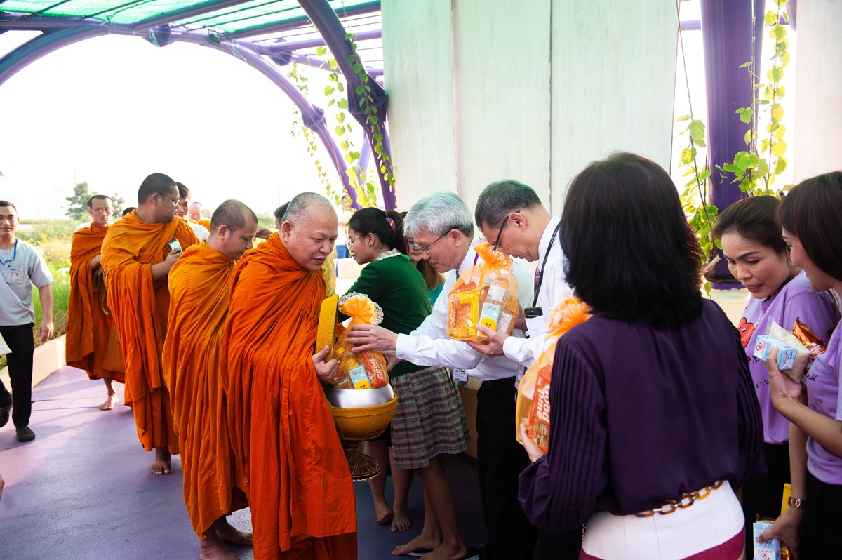 งานทำบุญตักบาตรอาหารแห้งพระสงฆ์