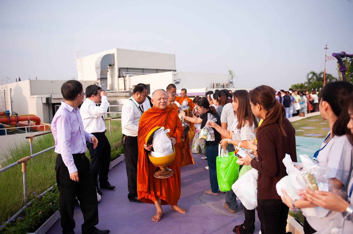 งานทำบุญตักบาตรอาหารแห้งพระสงฆ์