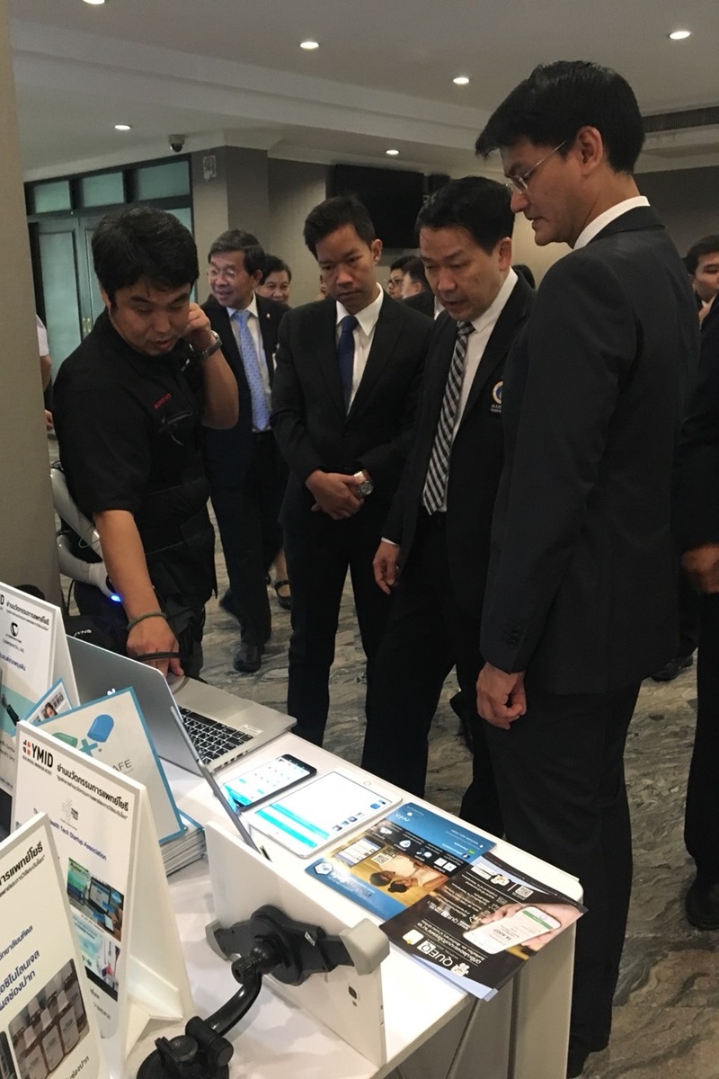 คณบดีร่วมให้ข้อมูลในงานนิทรรศการย่านนวัตกรรมทางการแพทย์โยธี แก่นายกรัฐมนตรี