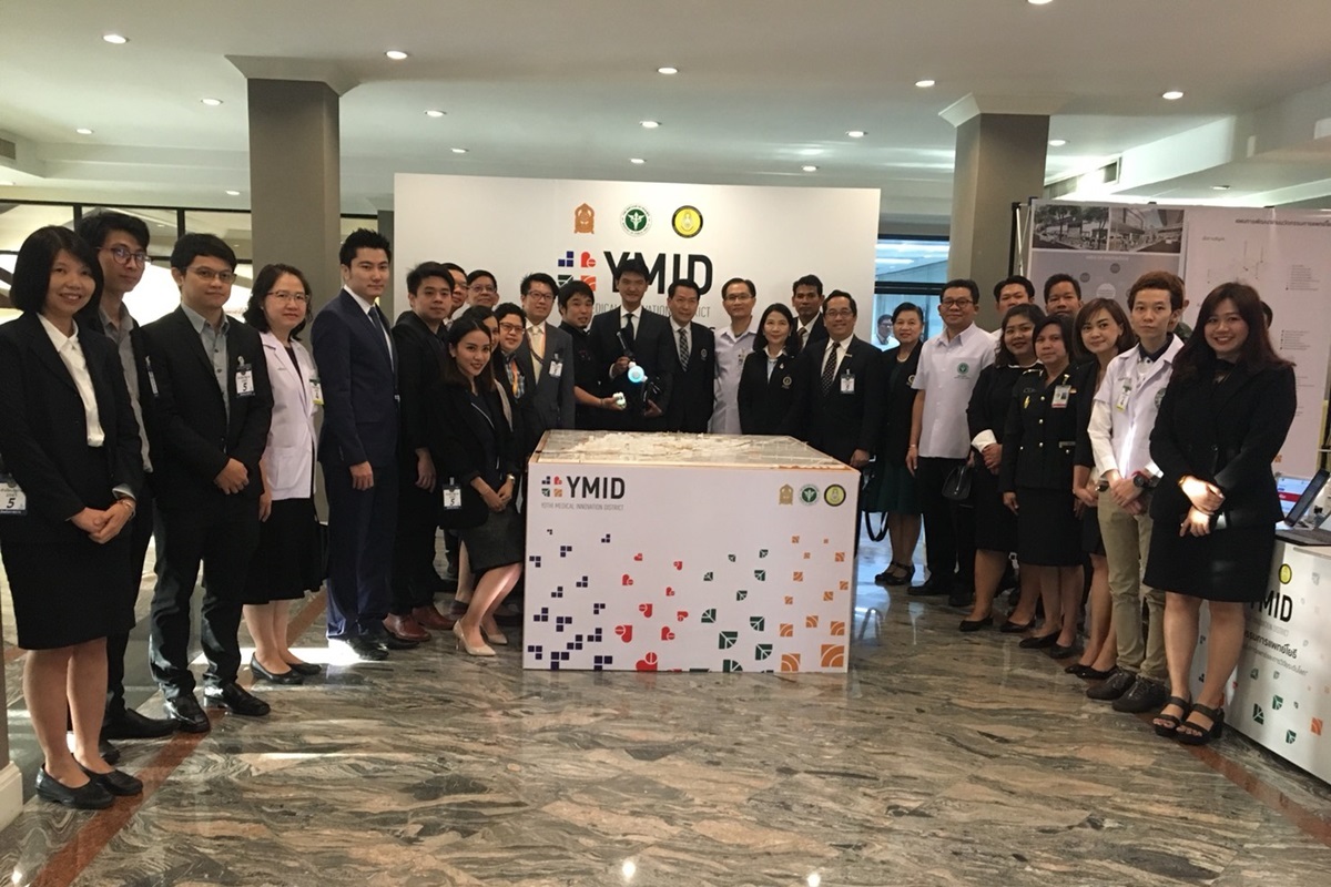 คณบดีร่วมให้ข้อมูลในงานนิทรรศการย่านนวัตกรรมทางการแพทย์โยธี แก่นายกรัฐมนตรี