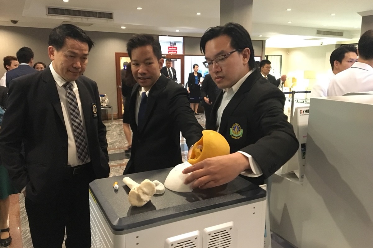 คณบดีร่วมให้ข้อมูลในงานนิทรรศการย่านนวัตกรรมทางการแพทย์โยธี แก่นายกรัฐมนตรี