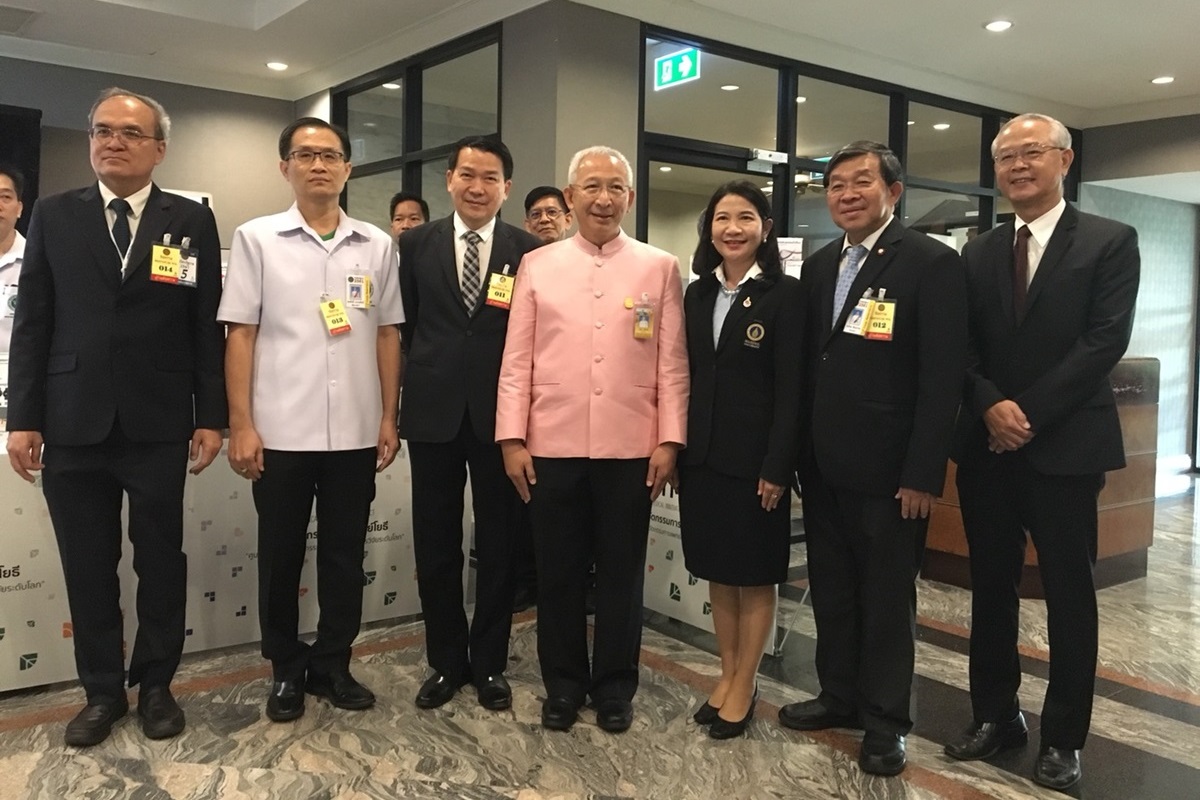 คณบดีร่วมให้ข้อมูลในงานนิทรรศการย่านนวัตกรรมทางการแพทย์โยธี แก่นายกรัฐมนตรี