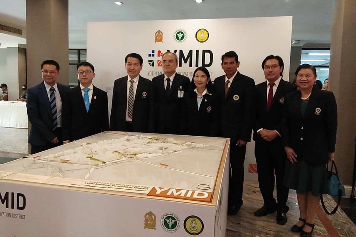 คณบดีร่วมให้ข้อมูลในงานนิทรรศการย่านนวัตกรรมทางการแพทย์โยธี แก่นายกรัฐมนตรี