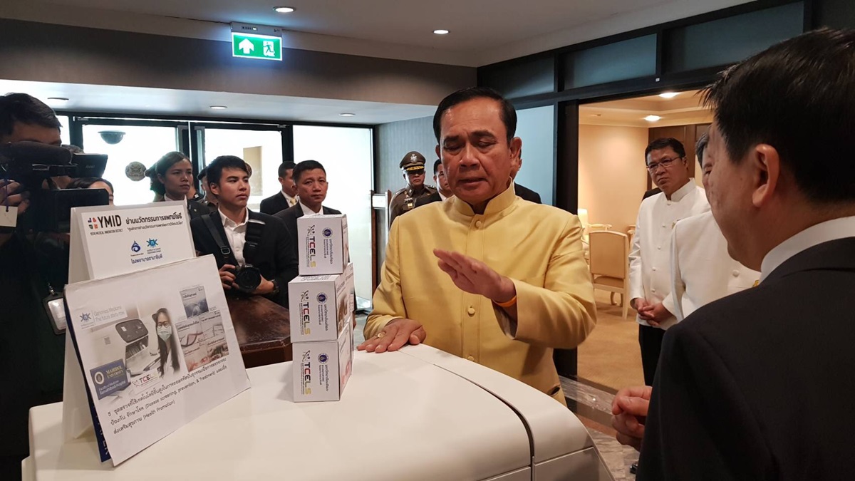 คณบดีร่วมให้ข้อมูลในงานนิทรรศการย่านนวัตกรรมทางการแพทย์โยธี แก่นายกรัฐมนตรี