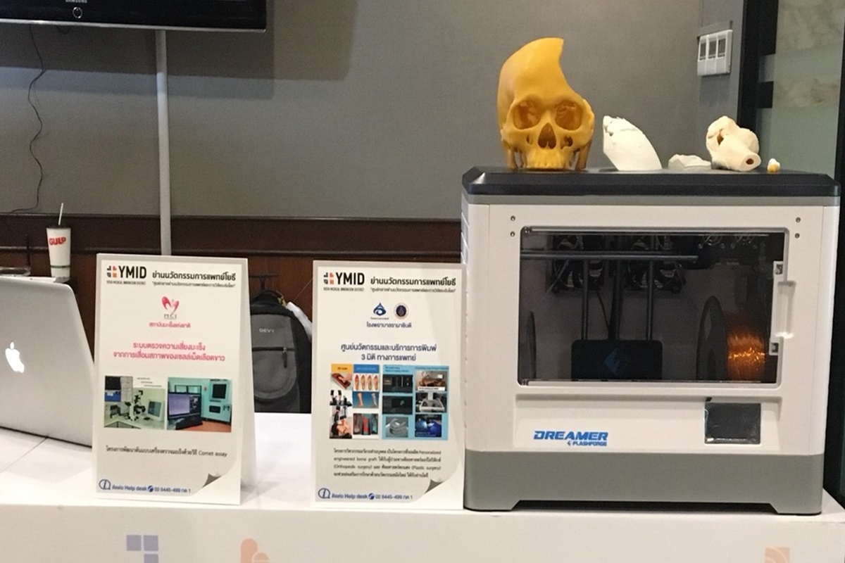 คณบดีร่วมให้ข้อมูลในงานนิทรรศการย่านนวัตกรรมทางการแพทย์โยธี แก่นายกรัฐมนตรี