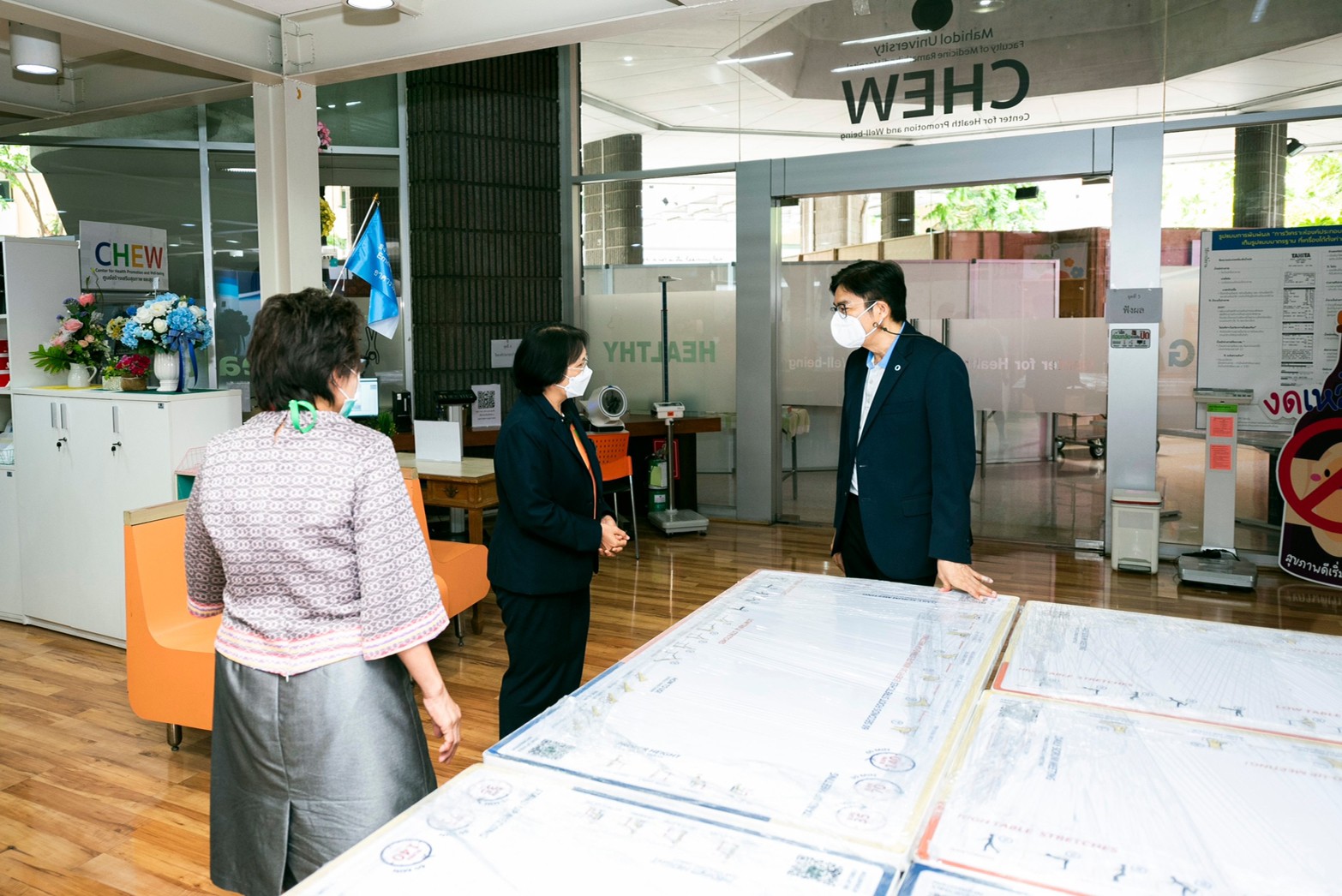 รองประธานคณะกรรมการเครือข่ายคนไทยไร้พุง ได้ส่งมอบโต๊ะประชุมยืน ให้แก่รองคณบดีฝ่ายสร้างเสริมสุขภาพ รองประธานคณะกรรมการเครือข่ายคนไทยไร้พุง ได้ส่งมอบโต๊ะประชุมยืน ให้แก่รองคณบดีฝ่ายสร้างเสริมสุขภาพ