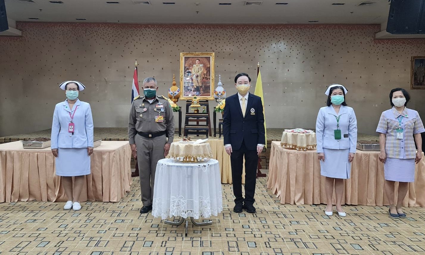 พระบาทสมเด็จพระเจ้าอยู่หัว พระราชทานอาหารเพื่อเป็นขวัญกำลังใจแก่บุคลากรคณะฯ พระบาทสมเด็จพระเจ้าอยู่หัว พระราชทานอาหารเพื่อเป็นขวัญกำลังใจแก่บุคลากรคณะฯ