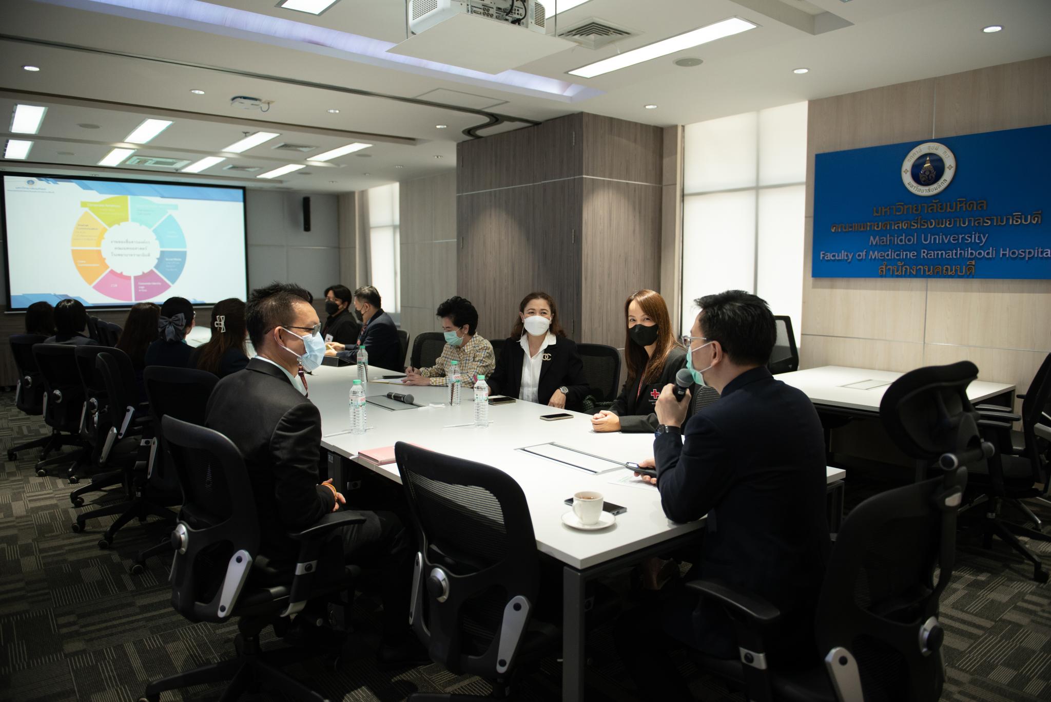 งานสื่อสารองค์กร คณะแพทยศาสตร์โรงพยาบาลรามาธิบดี มหาวิทยาลัยมหิดล ต้อนรับทีมศึกษาดูงานจาก สำนักสารนิเทศและสื่อสารองค์กร กลุ่มงานกลยุทธ์องค์กร สภากาชาดไทย และฝ่ายสื่อสารองค์กร โรงพยาบาลจุฬาลงกรณ์ สภากาชาดไทย ศึกษาดูงานด้าน Call Center และหน่วยติดต่อสอบถาม งานสื่อสารองค์กร คณะแพทยศาสตร์โรงพยาบาลรามาธิบดี มหาวิทยาลัยมหิดล ต้อนรับทีมศึกษาดูงานจาก สำนักสารนิเทศและสื่อสารองค์กร กลุ่มงานกลยุทธ์องค์กร สภากาชาดไทย และฝ่ายสื่อสารองค์กร โรงพยาบาลจุฬาลงกรณ์ สภากาชาดไทย ศึกษาดูงานด้าน Call Center และหน่วยติดต่อสอบถาม