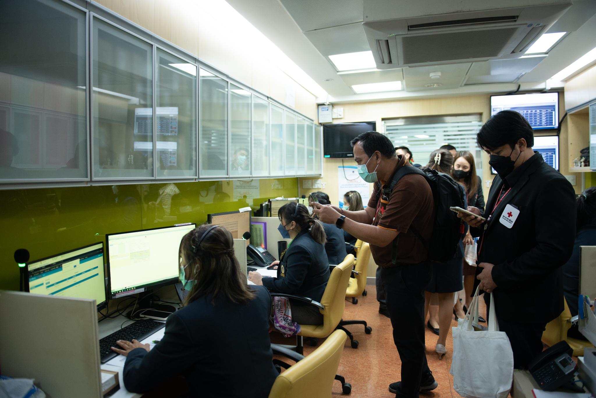 งานสื่อสารองค์กร คณะแพทยศาสตร์โรงพยาบาลรามาธิบดี มหาวิทยาลัยมหิดล ต้อนรับทีมศึกษาดูงานจาก สำนักสารนิเทศและสื่อสารองค์กร กลุ่มงานกลยุทธ์องค์กร สภากาชาดไทย และฝ่ายสื่อสารองค์กร โรงพยาบาลจุฬาลงกรณ์ สภากาชาดไทย ศึกษาดูงานด้าน Call Center และหน่วยติดต่อสอบถาม งานสื่อสารองค์กร คณะแพทยศาสตร์โรงพยาบาลรามาธิบดี มหาวิทยาลัยมหิดล ต้อนรับทีมศึกษาดูงานจาก สำนักสารนิเทศและสื่อสารองค์กร กลุ่มงานกลยุทธ์องค์กร สภากาชาดไทย และฝ่ายสื่อสารองค์กร โรงพยาบาลจุฬาลงกรณ์ สภากาชาดไทย ศึกษาดูงานด้าน Call Center และหน่วยติดต่อสอบถาม