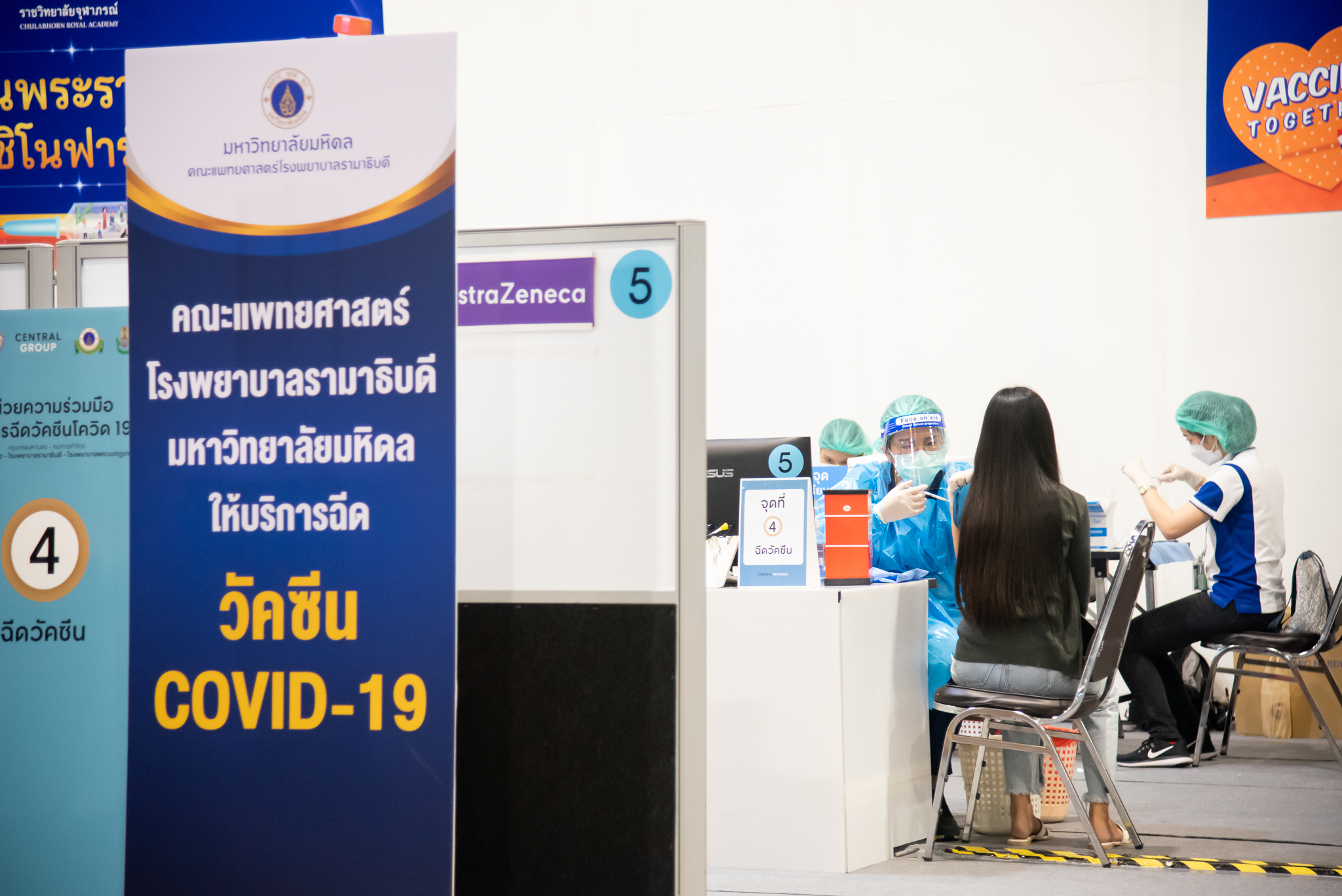 พิธีมอบเกียรติบัตรแก่จิตอาสา ซึ่งปฏิบัติหน้าที่ในหน่วยความร่วมมือบริการฉีดวัคซีน COVID-19 พิธีมอบเกียรติบัตรแก่จิตอาสา ซึ่งปฏิบัติหน้าที่ในหน่วยความร่วมมือบริการฉีดวัคซีน COVID-19