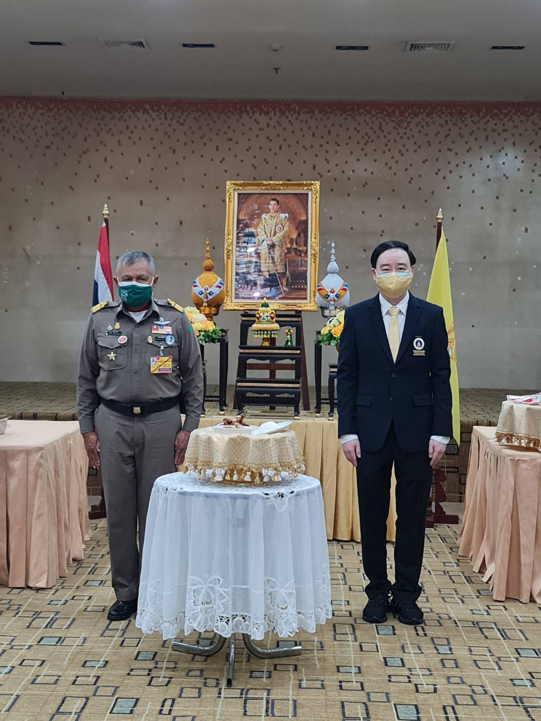 พระบาทสมเด็จพระเจ้าอยู่หัว พระราชทานอาหารเพื่อเป็นขวัญกำลังใจแก่บุคลากรคณะฯ พระบาทสมเด็จพระเจ้าอยู่หัว พระราชทานอาหารเพื่อเป็นขวัญกำลังใจแก่บุคลากรคณะฯ