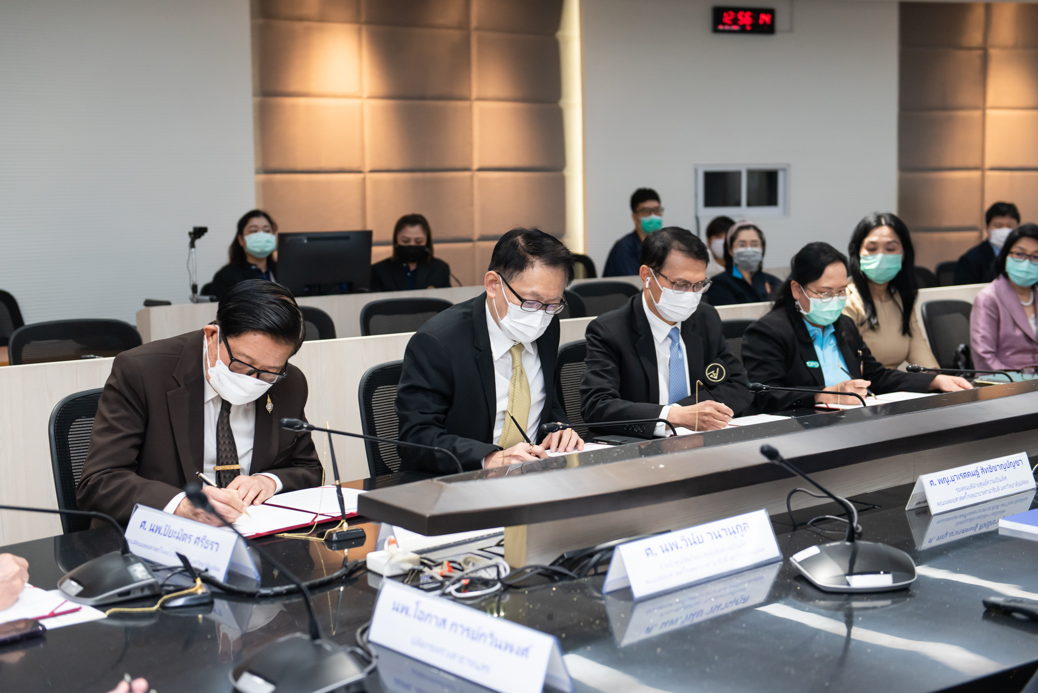พิธีลงนามบันทึกข้อตกลง การประสานงาน สนับสนุนข้อมูล และการดําเนินงานด้านการบริหารจัดการ และสํารองยากําพร้ากลุ่มยาต้านพิษให้กับประเทศเพื่อนบ้านในภูมิภาคเอเชียตะวันออกเฉียงใต้ พิธีลงนามบันทึกข้อตกลง การประสานงาน สนับสนุนข้อมูล และการดําเนินงานด้านการบริหารจัดการ และสํารองยากําพร้ากลุ่มยาต้านพิษให้กับประเทศเพื่อนบ้านในภูมิภาคเอเชียตะวันออกเฉียงใต้