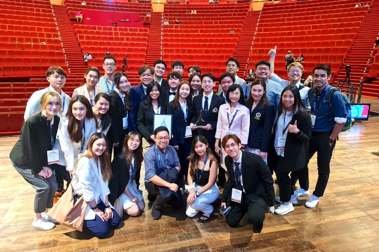 คณะแพทยศาสตร์โรงพยาบาลรามาธิบดี มหาวิทยาลัยมหิดล ได้รับรางวัลระดับนานาชาติ ASPIRE-to-Excellence 2022 Award for Student Engagement จาก Association for Medical Education in Europe (AMEE) สำหรับหลักสูตรแพทยศาสตรบัณฑิต ประจำปี 2565 คณะแพทยศาสตร์โรงพยาบาลรามาธิบดี มหาวิทยาลัยมหิดล ได้รับรางวัลระดับนานาชาติ ASPIRE-to-Excellence 2022 Award for Student Engagement จาก Association for Medical Education in Europe (AMEE) สำหรับหลักสูตรแพทยศาสตรบัณฑิต ประจำปี 2565