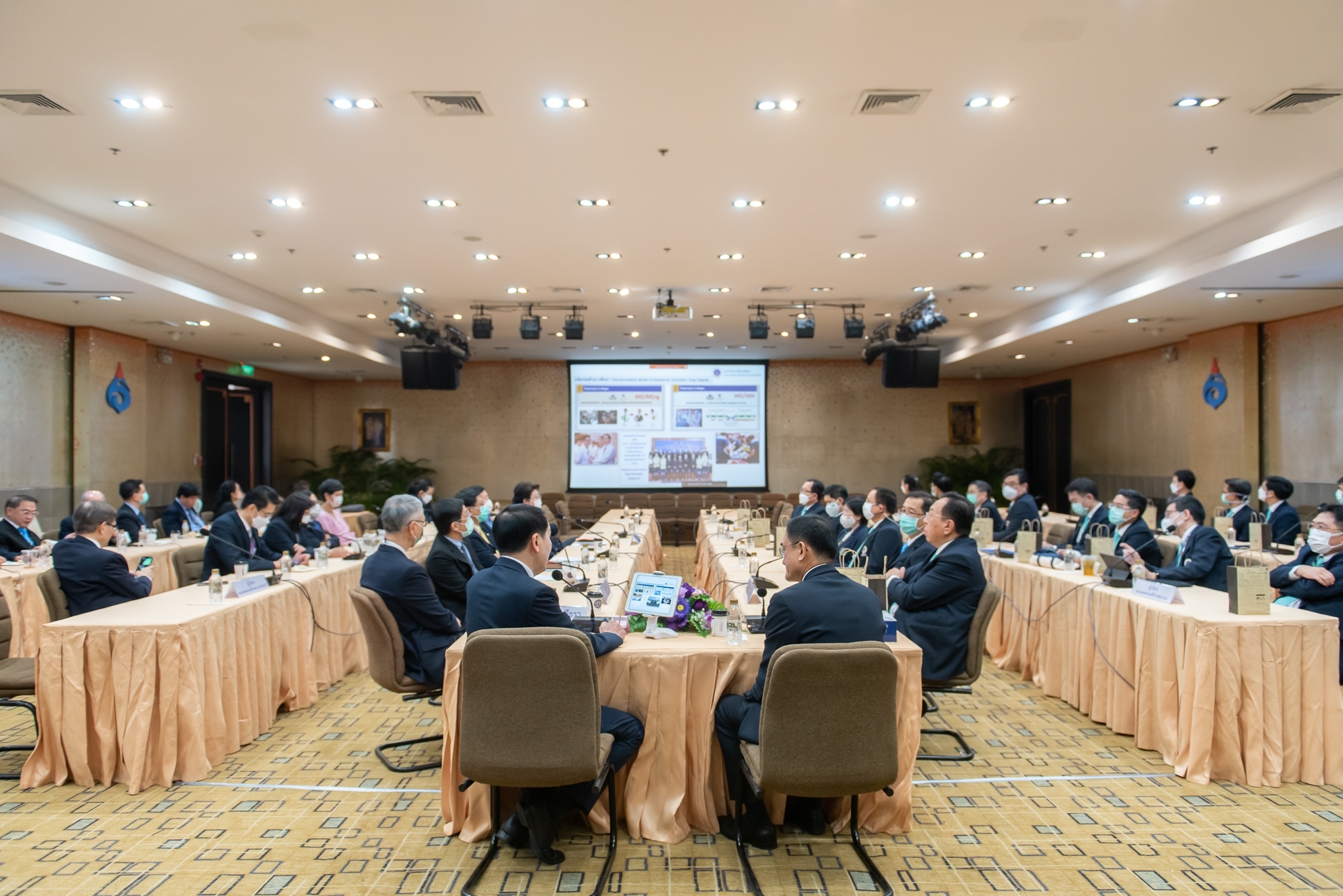คณะผู้บริหารคณะแพทยศาสตร์โรงพยาบาลรามาธิบดีให้การต้อนรับคณะแพทยศาสตร์ศิริราชพยาบาล คณะผู้บริหารคณะแพทยศาสตร์โรงพยาบาลรามาธิบดีให้การต้อนรับคณะแพทยศาสตร์ศิริราชพยาบาล