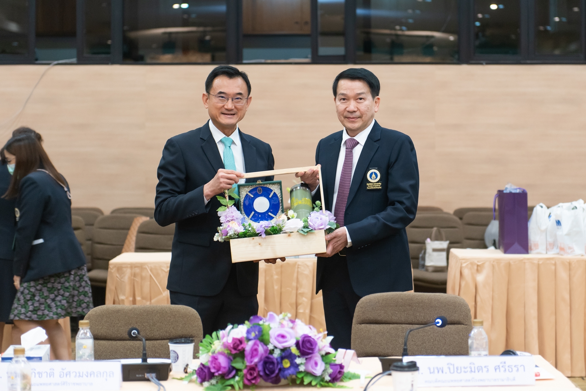 คณะผู้บริหารคณะแพทยศาสตร์โรงพยาบาลรามาธิบดีให้การต้อนรับคณะแพทยศาสตร์ศิริราชพยาบาล คณะผู้บริหารคณะแพทยศาสตร์โรงพยาบาลรามาธิบดีให้การต้อนรับคณะแพทยศาสตร์ศิริราชพยาบาล