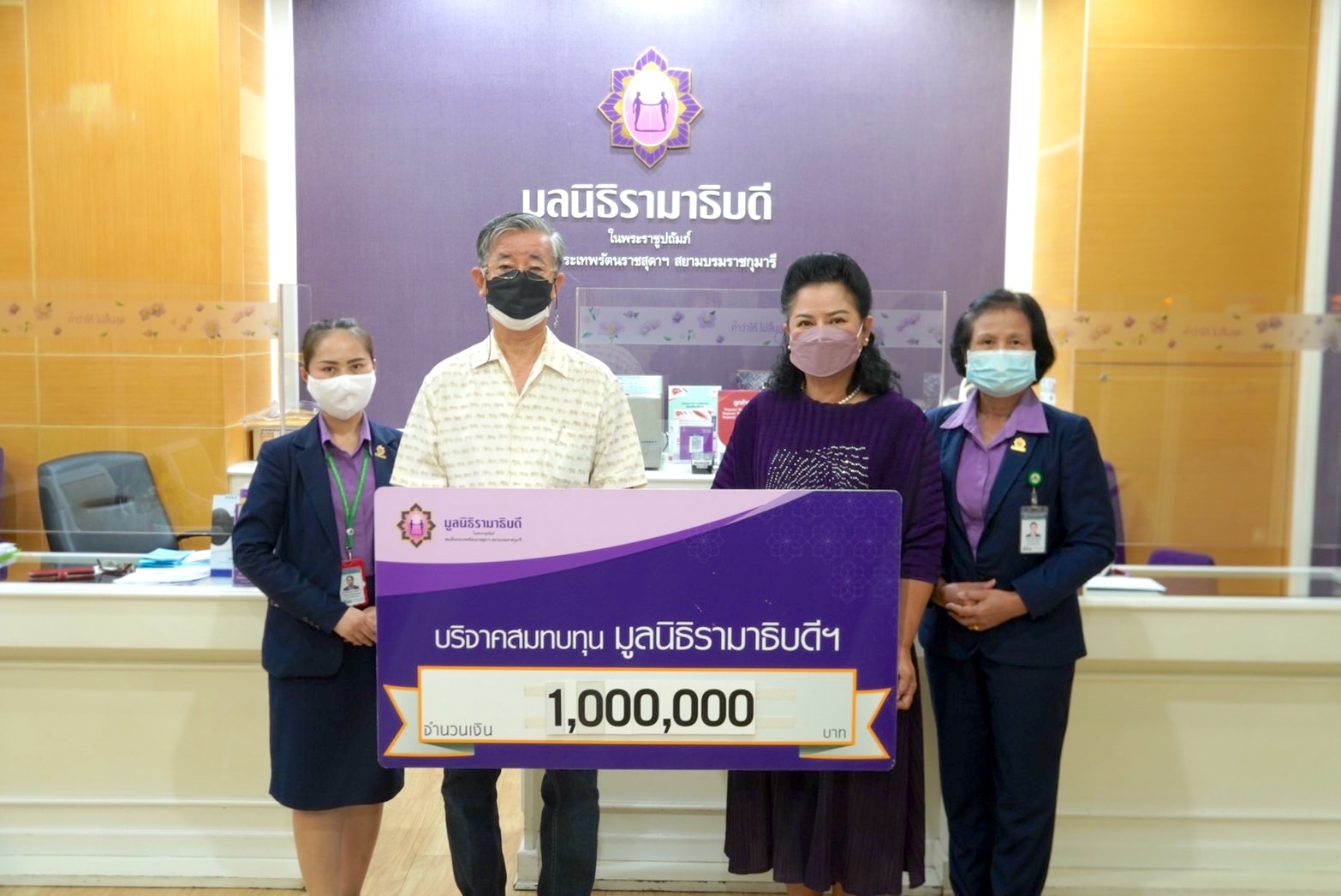 คุณวิวัฒน์-คุณเพ็ญศิริ เจียมพานทอง มอบเงินบริจาคแก่มูลนิธิรามาธิบดีฯ สมทบทุนโครงการปรับปรุงห้องผ่าตัดตา หู คอ จมูก