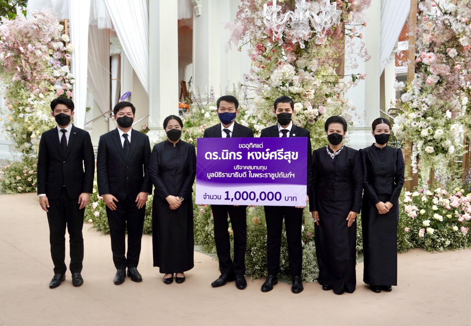 คุณภัคภรณ์ หงษ์ศรีสุข และครอบครัว มอบเงินบริจาคจากเงินช่วยงานสวดพระอภิธรรม ดร.นิกร หงษ์ศรีสุข แก่มูลนิธิรามาธิบดีฯ สมทบทุนโครงการปรับปรุงหอพักผู้ป่วยในอาคารสมเด็จพระเทพรัตน์