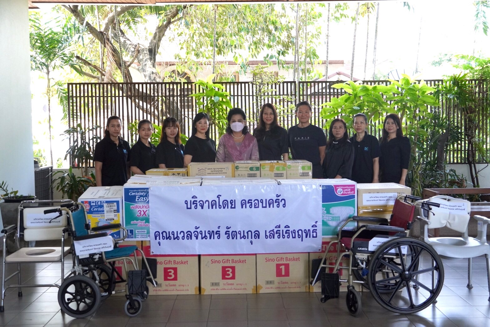 ครอบครัวคุณแม่นวลจันทร์ รัตนกุล เสรีเริงฤทธิ์ มอบสิ่งของบริจาคและอุปกรณ์ต่าง ๆ เพื่ออุทิศส่วนกุศลให้ คุณแม่นวลจันทร์ รัตนกุล เสรีเริงฤทธิ์ แก่โรงพยาบาลรามาธิบดี