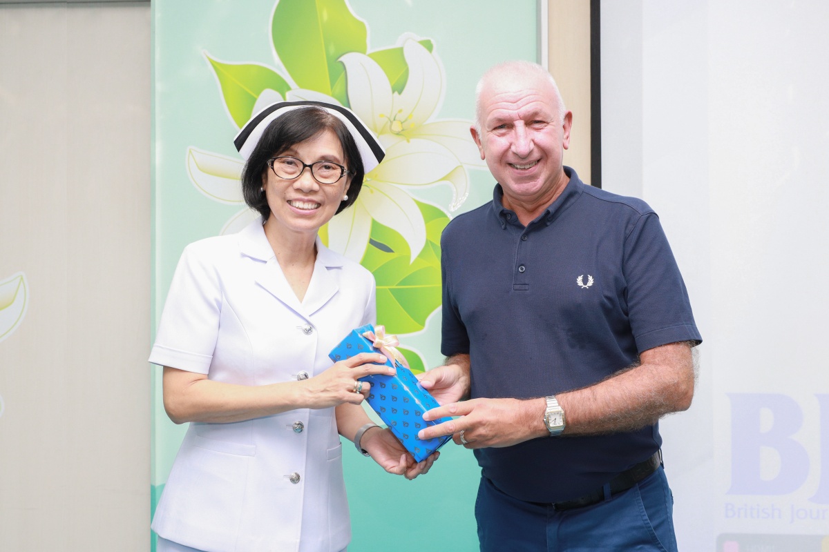 โรงเรียนพยาบาลรามาธิบดี คณะแพทยศาสตร์โรงพยาบาลรามาธิบดี มหาวิทยาลัยมหิดล พร้อมด้วยคณะผู้บริหาร ร่วมกล่าวต้อนรับ Professor Ian Peate, Professor of Nursing, Editor in Chief British, Journal of Nursing โรงเรียนพยาบาลรามาธิบดี คณะแพทยศาสตร์โรงพยาบาลรามาธิบดี มหาวิทยาลัยมหิดล พร้อมด้วยคณะผู้บริหาร ร่วมกล่าวต้อนรับ Professor Ian Peate, Professor of Nursing, Editor in Chief British, Journal of Nursing