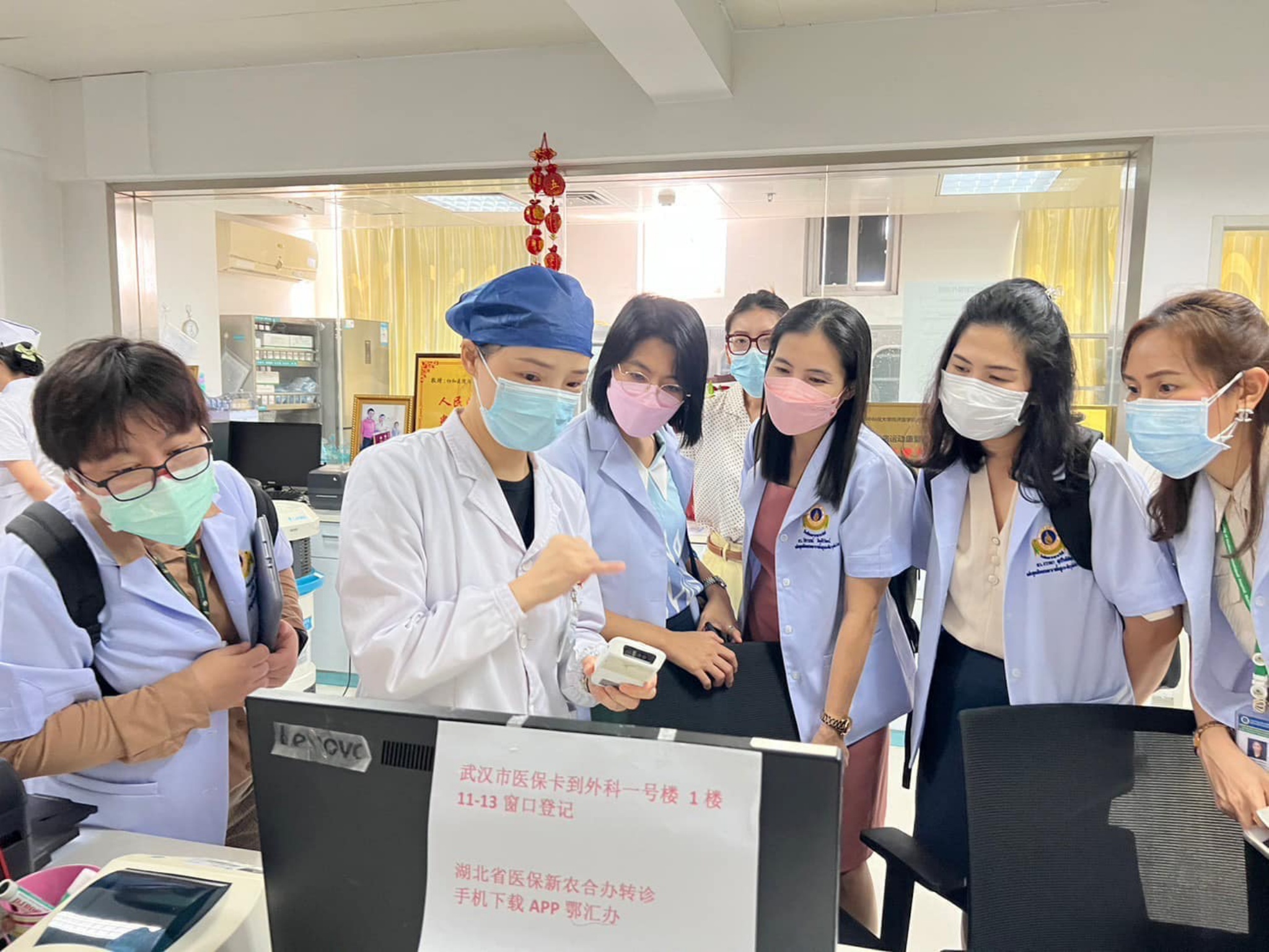 "โครงการศึกษาดูงานการดูแลผู้ป่วยวิกฤตและผู้ป่วยโรคเรื้อรัง หลักสูตรฝึกอบรมพยาบาลขั้นสูงระดับวุฒิบัตร สาขาการพยาบาลผู้ใหญ่และผู้สูงอายุ โรงเรียนพยาบาลรามาธิบดี" ณ เมืองอู่ฮั่น สาธารณรัฐประชาชนจีน "โครงการศึกษาดูงานการดูแลผู้ป่วยวิกฤตและผู้ป่วยโรคเรื้อรัง หลักสูตรฝึกอบรมพยาบาลขั้นสูงระดับวุฒิบัตร สาขาการพยาบาลผู้ใหญ่และผู้สูงอายุ โรงเรียนพยาบาลรามาธิบดี" ณ เมืองอู่ฮั่น สาธารณรัฐประชาชนจีน