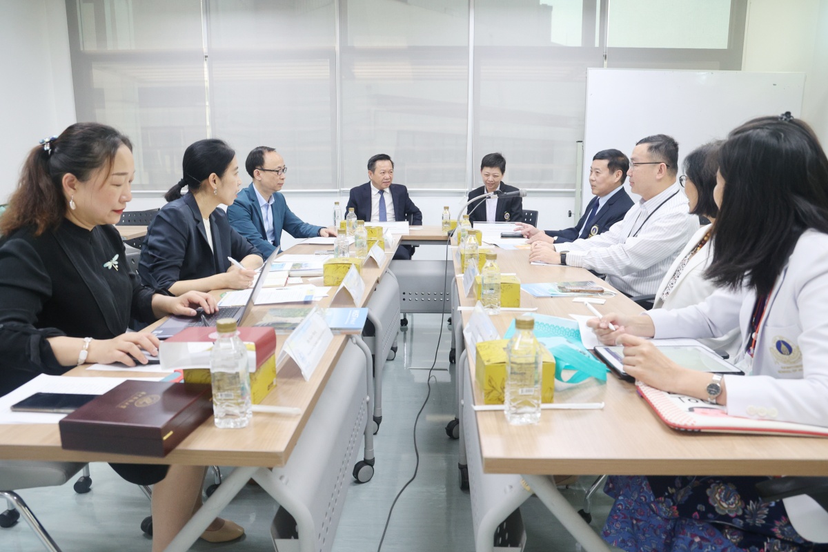 Welcoming delegates from Tongji Medical College, Huazhong University of Science and Technology, China