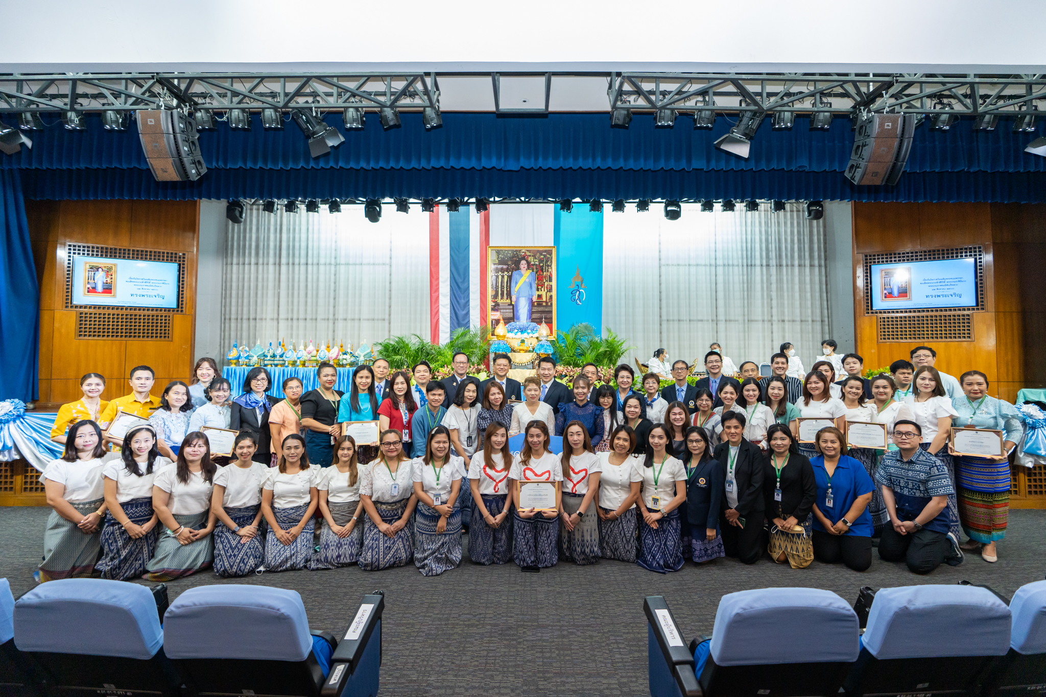 พิธีถวายพระพรเนื่องในวโรกาสวันเฉลิมพระชนมพรรษา สมเด็จพระนางเจ้าสิริกิติ์ พระบรมราชินีนาถ พระบรมราชชนนีพันปีหลวง พิธีถวายพระพรเนื่องในวโรกาสวันเฉลิมพระชนมพรรษา สมเด็จพระนางเจ้าสิริกิติ์ พระบรมราชินีนาถ พระบรมราชชนนีพันปีหลวง