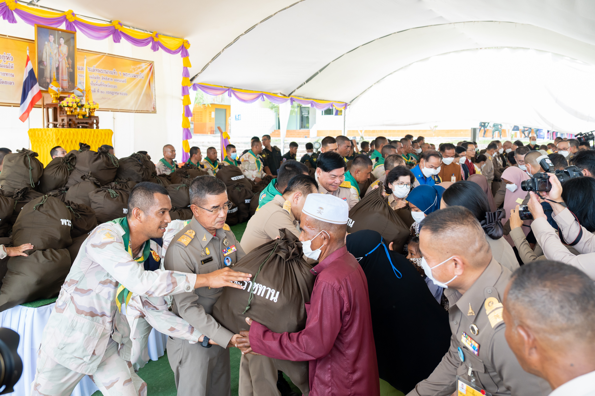 คณะแพทยศาสตร์โรงพยาบาลรามาธิบดี มหาวิทยาลัยมหิดล ร่วมกับ สำนักงานองคมนตรี ออกหน่วยแพทย์เคลื่อนที่ ในโครงการสืบสานพระราชปณิธาน จ.ยะลา
