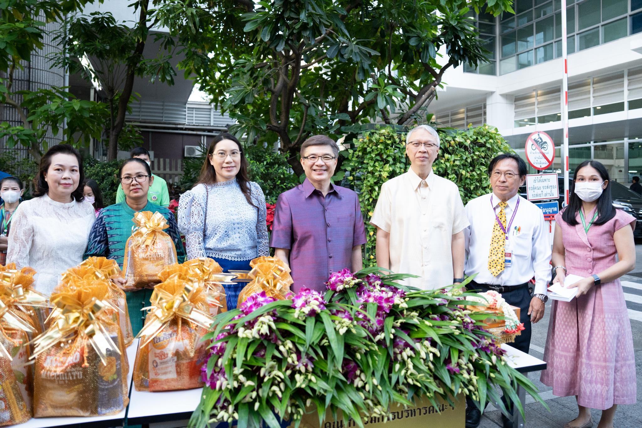 พิธีทำบุญตักบาตรเนื่องในโอกาสส่งท้ายปีเก่าต้อนรับปีใหม่ 2567 พิธีทำบุญตักบาตรเนื่องในโอกาสส่งท้ายปีเก่าต้อนรับปีใหม่ 2567