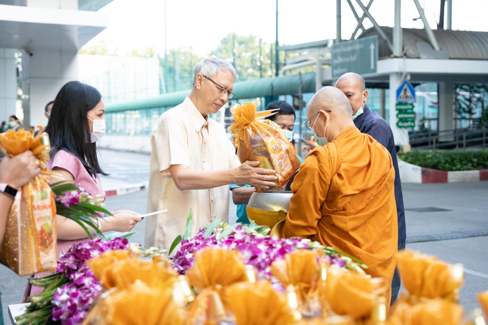 พิธีทำบุญตักบาตรเนื่องในโอกาสส่งท้ายปีเก่าต้อนรับปีใหม่ 2567 พิธีทำบุญตักบาตรเนื่องในโอกาสส่งท้ายปีเก่าต้อนรับปีใหม่ 2567