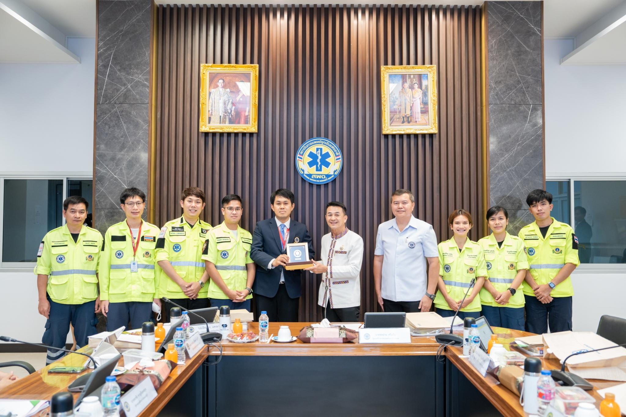 ภาควิชาเวชศาสตร์ฉุกเฉิน รับมอบของที่ระลึกแสดงความยินดีจาก นพ.ชลน่าน ศรีแก้ว รัฐมนตรีว่าการกระทรวงสาธารณสุข ภาควิชาเวชศาสตร์ฉุกเฉิน รับมอบของที่ระลึกแสดงความยินดีจาก นพ.ชลน่าน ศรีแก้ว รัฐมนตรีว่าการกระทรวงสาธารณสุข