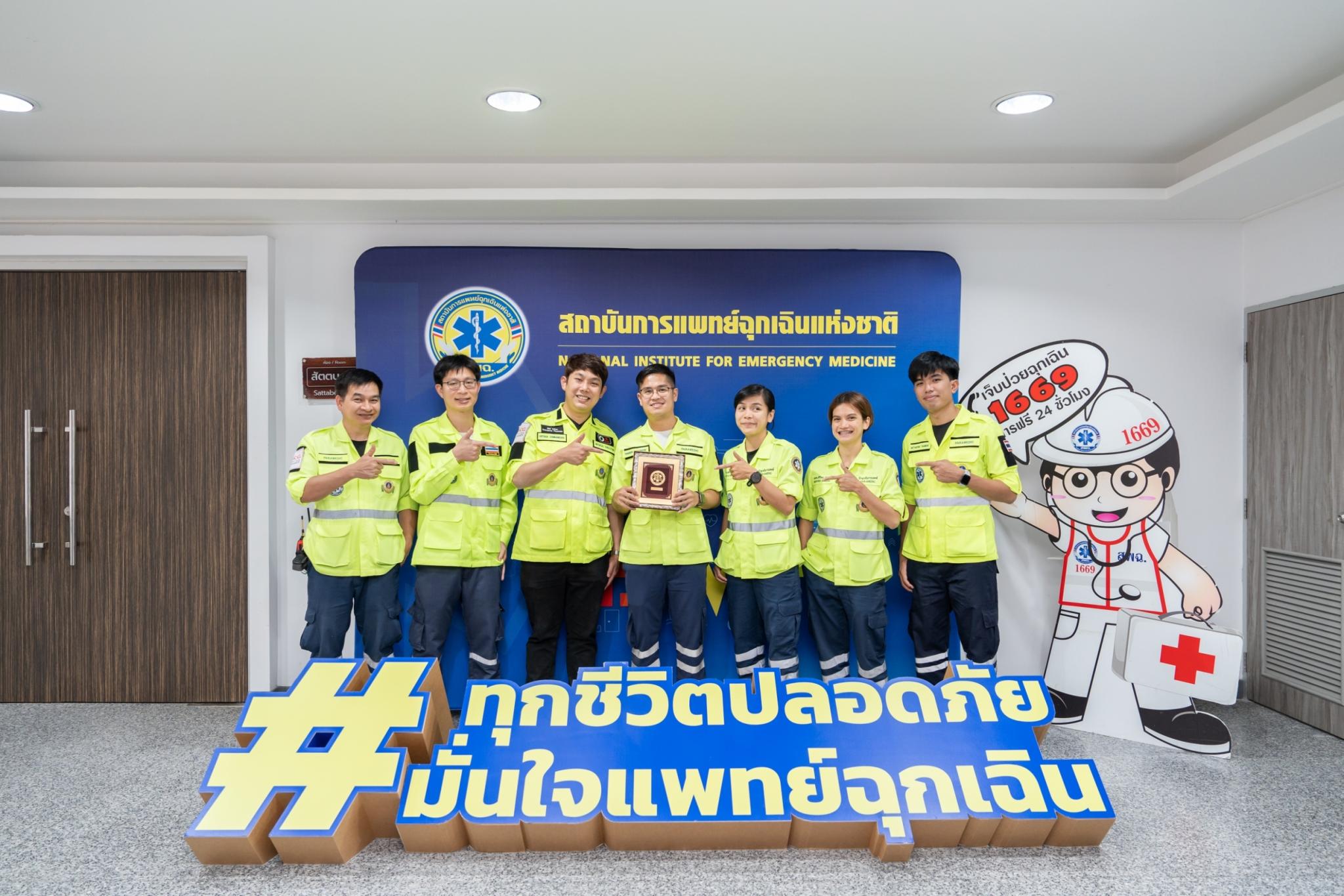 ภาควิชาเวชศาสตร์ฉุกเฉิน รับมอบของที่ระลึกแสดงความยินดีจาก นพ.ชลน่าน ศรีแก้ว รัฐมนตรีว่าการกระทรวงสาธารณสุข ภาควิชาเวชศาสตร์ฉุกเฉิน รับมอบของที่ระลึกแสดงความยินดีจาก นพ.ชลน่าน ศรีแก้ว รัฐมนตรีว่าการกระทรวงสาธารณสุข