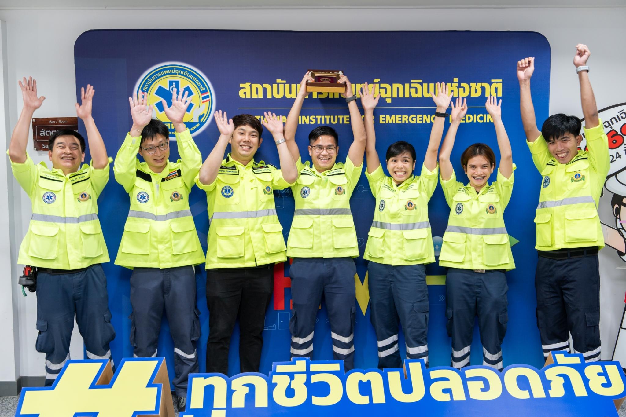 ภาควิชาเวชศาสตร์ฉุกเฉิน รับมอบของที่ระลึกแสดงความยินดีจาก นพ.ชลน่าน ศรีแก้ว รัฐมนตรีว่าการกระทรวงสาธารณสุข ภาควิชาเวชศาสตร์ฉุกเฉิน รับมอบของที่ระลึกแสดงความยินดีจาก นพ.ชลน่าน ศรีแก้ว รัฐมนตรีว่าการกระทรวงสาธารณสุข