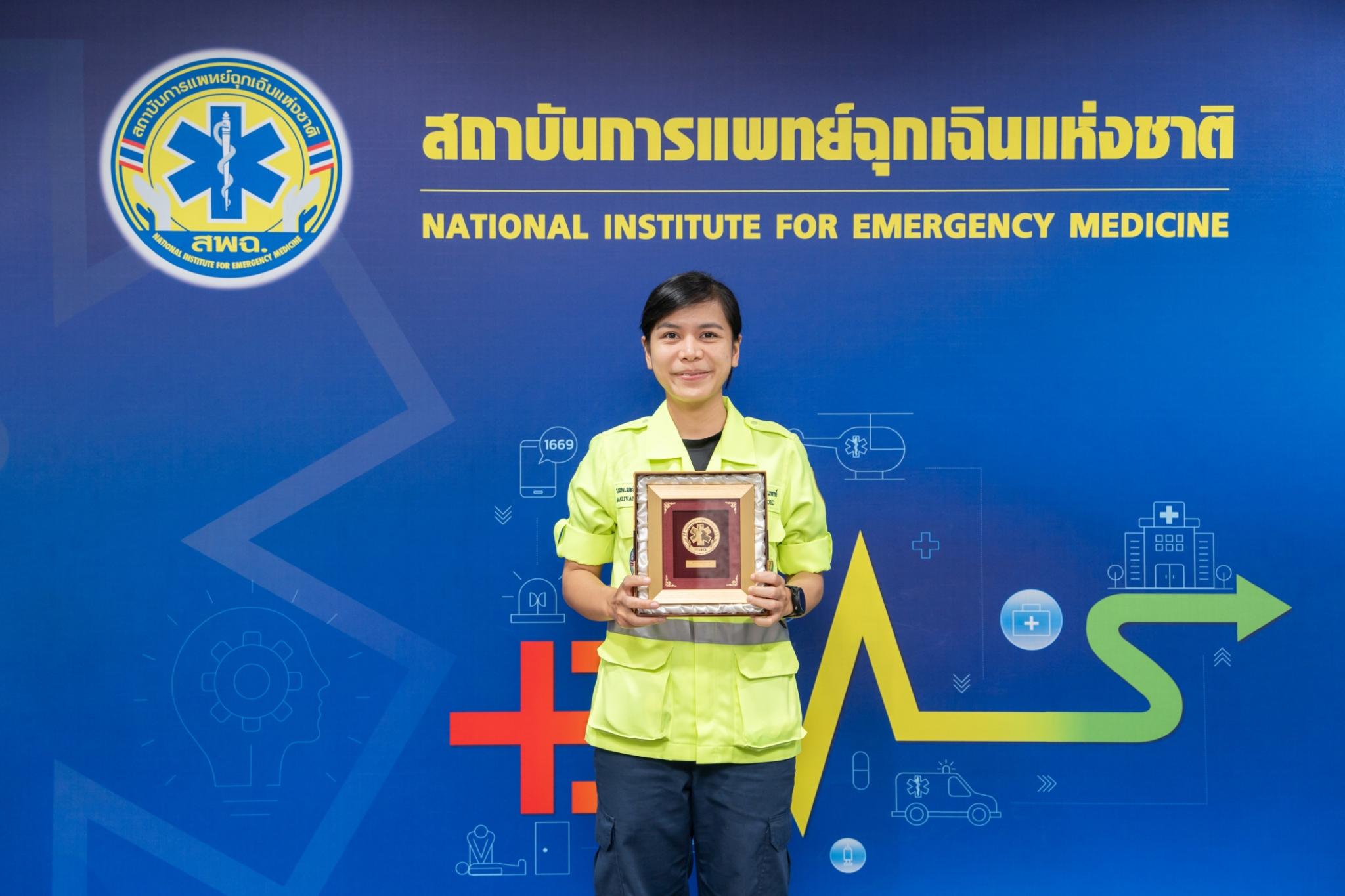 ภาควิชาเวชศาสตร์ฉุกเฉิน รับมอบของที่ระลึกแสดงความยินดีจาก นพ.ชลน่าน ศรีแก้ว รัฐมนตรีว่าการกระทรวงสาธารณสุข ภาควิชาเวชศาสตร์ฉุกเฉิน รับมอบของที่ระลึกแสดงความยินดีจาก นพ.ชลน่าน ศรีแก้ว รัฐมนตรีว่าการกระทรวงสาธารณสุข