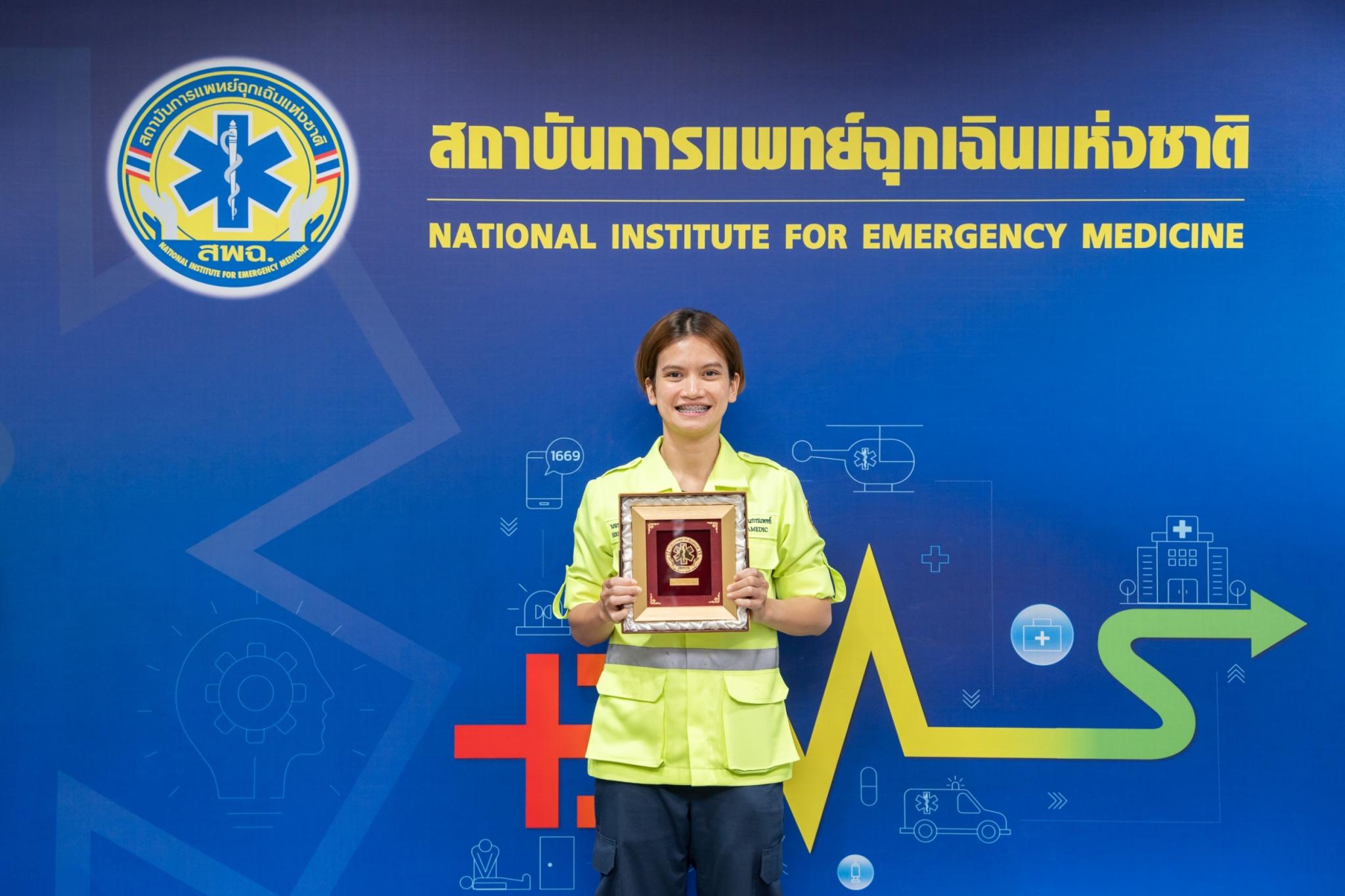 ภาควิชาเวชศาสตร์ฉุกเฉิน รับมอบของที่ระลึกแสดงความยินดีจาก นพ.ชลน่าน ศรีแก้ว รัฐมนตรีว่าการกระทรวงสาธารณสุข ภาควิชาเวชศาสตร์ฉุกเฉิน รับมอบของที่ระลึกแสดงความยินดีจาก นพ.ชลน่าน ศรีแก้ว รัฐมนตรีว่าการกระทรวงสาธารณสุข