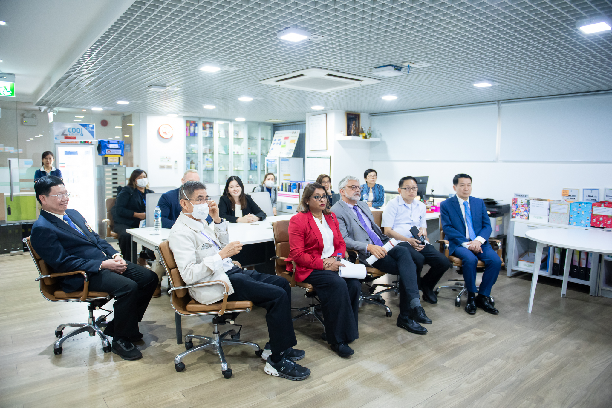 ศูนย์พิษวิทยา คณะแพทยศาสตร์โรงพยาบาลรามาธิบดี มหาวิทยาลัยมหิดล ให้การต้อนรับคณะศึกษาดูงานจาก WHO พร้อมด้วยผู้บริหารและบุคลากรจากกระทรวงสาธารณสุข สำนักงานคณะกรรมการสุขภาพแห่งชาติ สปสช. ศูนย์พิษวิทยา คณะแพทยศาสตร์โรงพยาบาลรามาธิบดี มหาวิทยาลัยมหิดล ให้การต้อนรับคณะศึกษาดูงานจาก WHO พร้อมด้วยผู้บริหารและบุคลากรจากกระทรวงสาธารณสุข สำนักงานคณะกรรมการสุขภาพแห่งชาติ สปสช.