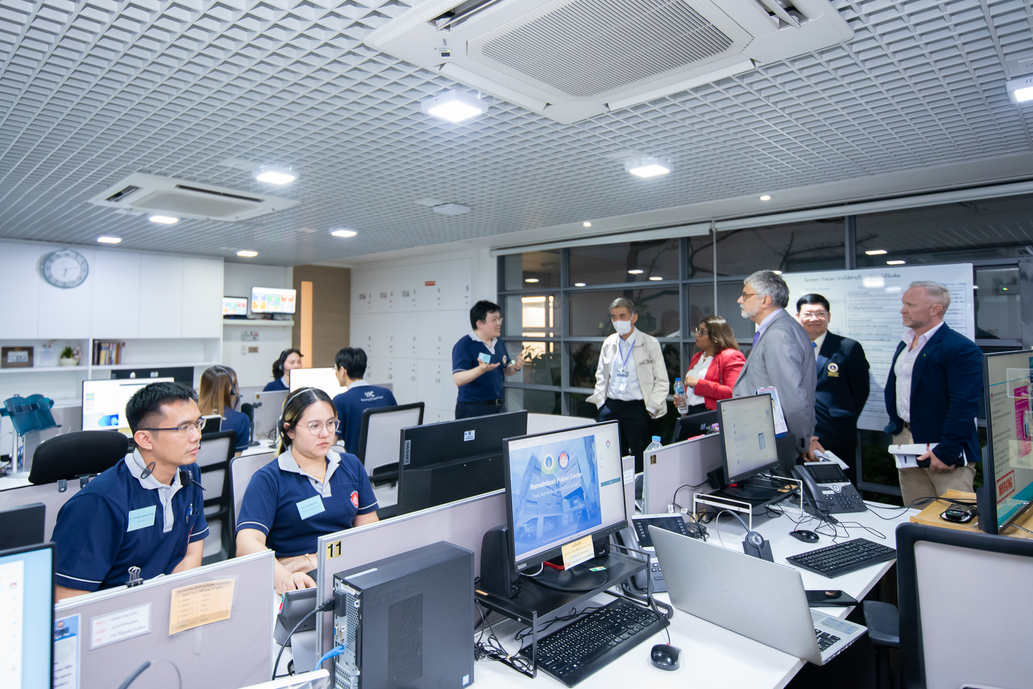 ศูนย์พิษวิทยา คณะแพทยศาสตร์โรงพยาบาลรามาธิบดี มหาวิทยาลัยมหิดล ให้การต้อนรับคณะศึกษาดูงานจาก WHO พร้อมด้วยผู้บริหารและบุคลากรจากกระทรวงสาธารณสุข สำนักงานคณะกรรมการสุขภาพแห่งชาติ สปสช. ศูนย์พิษวิทยา คณะแพทยศาสตร์โรงพยาบาลรามาธิบดี มหาวิทยาลัยมหิดล ให้การต้อนรับคณะศึกษาดูงานจาก WHO พร้อมด้วยผู้บริหารและบุคลากรจากกระทรวงสาธารณสุข สำนักงานคณะกรรมการสุขภาพแห่งชาติ สปสช.