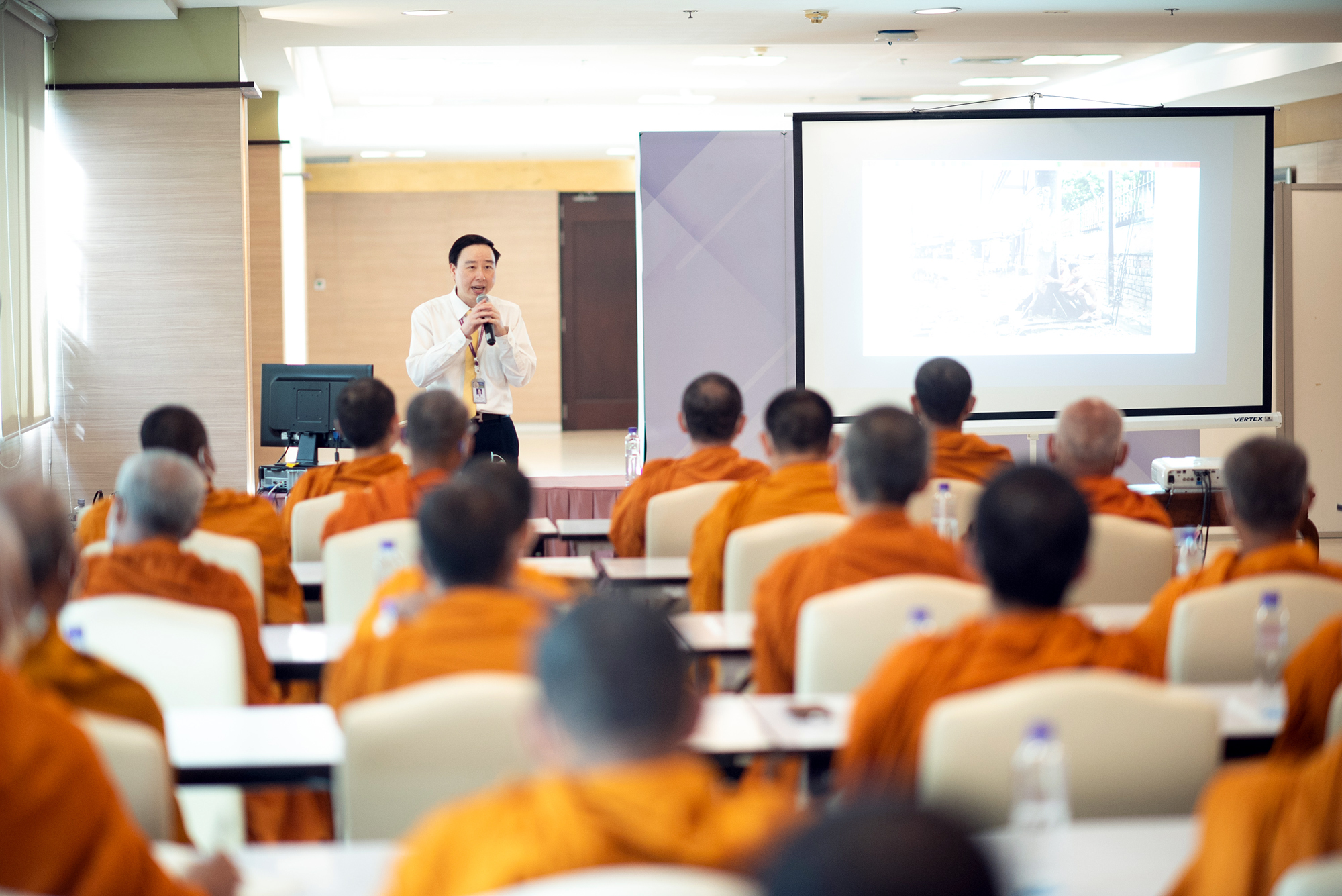 บรรยายพิเศษและฉีดวัคซีนป้องกันไข้หวัดใหญ่และไข้สมองอักเสบถวายแก่คณะสงฆ์ บรรยายพิเศษและฉีดวัคซีนป้องกันไข้หวัดใหญ่และไข้สมองอักเสบถวายแก่คณะสงฆ์