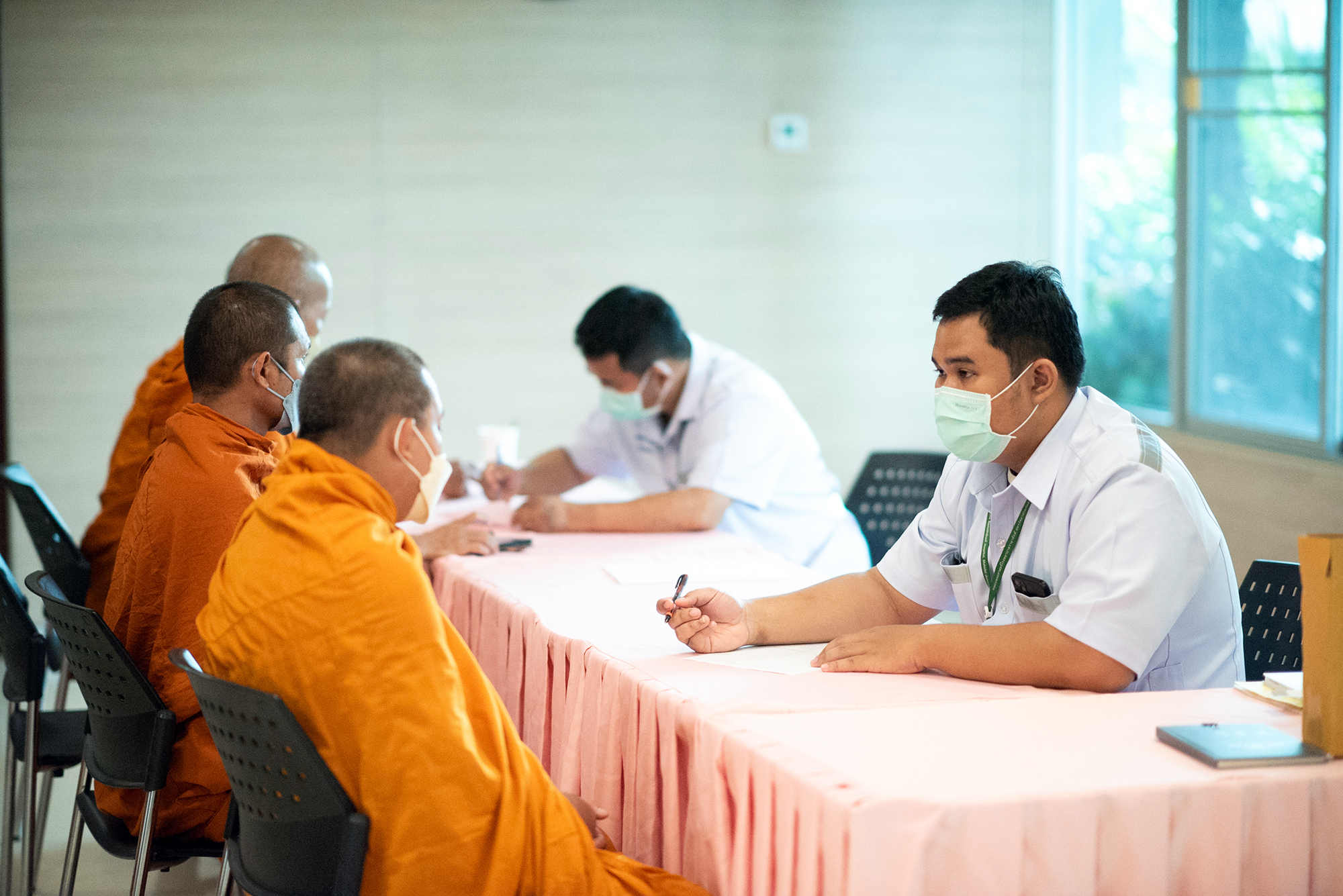 บรรยายพิเศษและฉีดวัคซีนป้องกันไข้หวัดใหญ่และไข้สมองอักเสบถวายแก่คณะสงฆ์ บรรยายพิเศษและฉีดวัคซีนป้องกันไข้หวัดใหญ่และไข้สมองอักเสบถวายแก่คณะสงฆ์