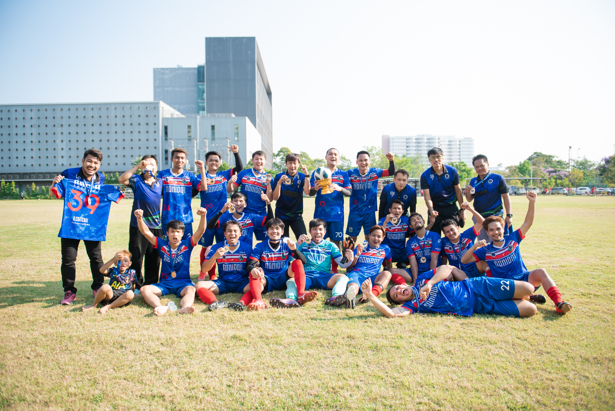 คณะแพทยศาสตร์โรงพยาบาลรามาธิบดี มหาวิทยาลัยมหิดล ได้รับเหรียญทองจากการแข่งขันฟุตบอลรอบชิงชนะเลิศ (รุ่นทั่วไป) คณะแพทยศาสตร์โรงพยาบาลรามาธิบดี มหาวิทยาลัยมหิดล ได้รับเหรียญทองจากการแข่งขันฟุตบอลรอบชิงชนะเลิศ (รุ่นทั่วไป)