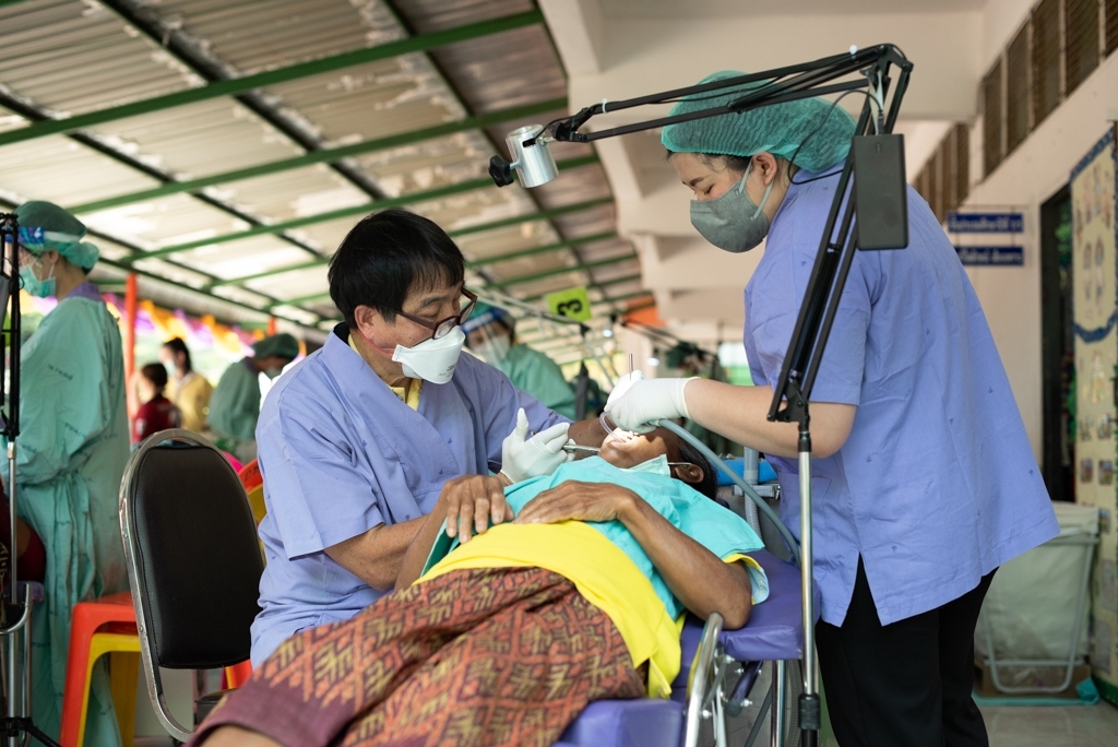 คณะแพทยศาสตร์โรงพยาบาลรามาธิบดี มหาวิทยาลัยมหิดล ร่วมกับ สำนักงานองคมนตรี ออกหน่วยแพทย์เคลื่อนที่ ในโครงการสืบสานพระราชปณิธาน จ.สุรินทร์