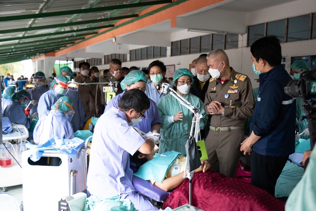 คณะแพทยศาสตร์โรงพยาบาลรามาธิบดี มหาวิทยาลัยมหิดล ร่วมกับ สำนักงานองคมนตรี ออกหน่วยแพทย์เคลื่อนที่ ในโครงการสืบสานพระราชปณิธาน จ.สุรินทร์