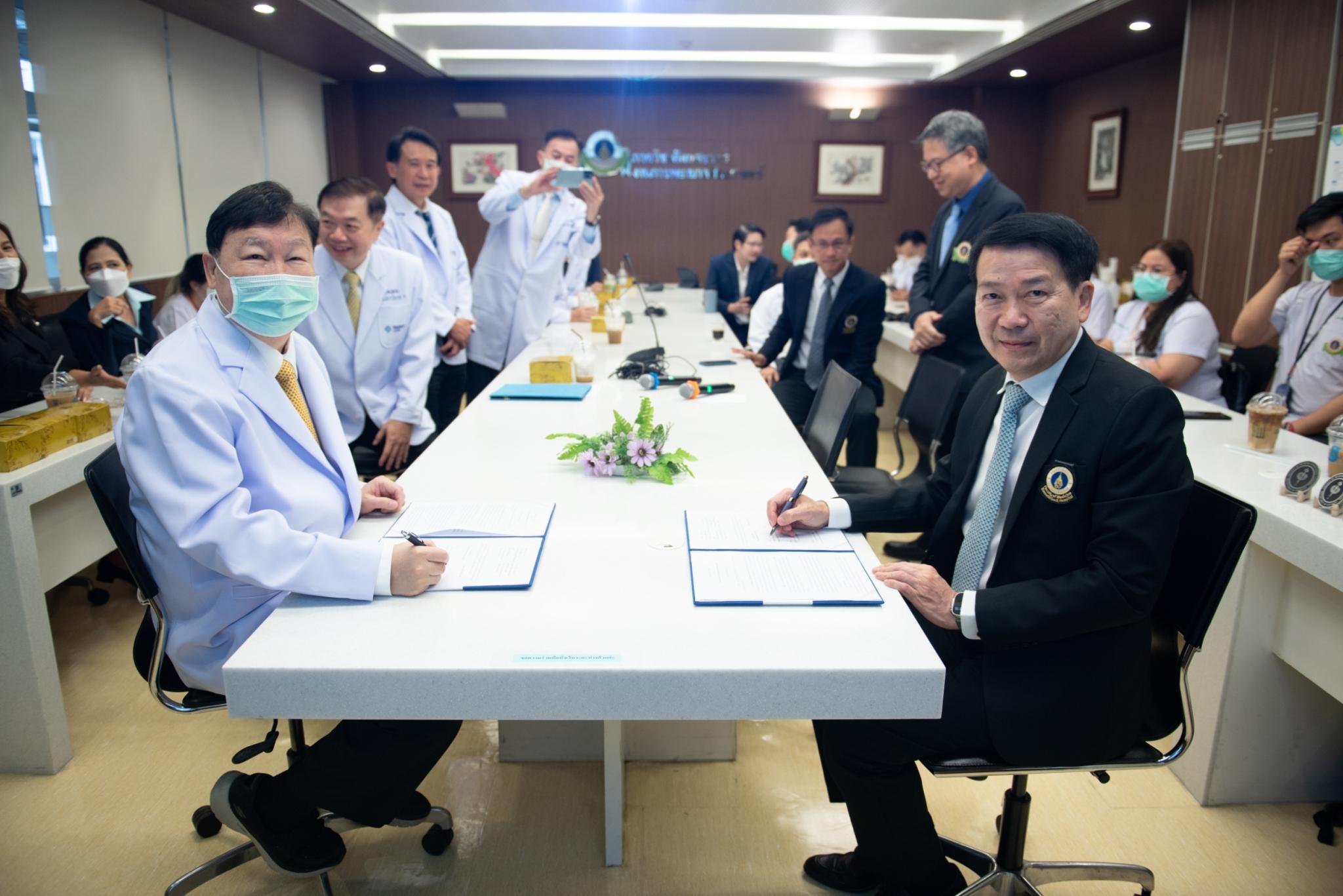 พิธีลงนามข้อตกลงความร่วมมือทางวิชาการ (MOU) ระหว่าง สาขาวิชาศัลยศาสตร์ตกแต่งและแม็กซิโลเฟเชียล ภาควิชาศัลยศาสตร์ คณะแพทยศาสตร์โรงพยาบาลรามาธิบดี มหาวิทยาลัยมหิดล กับ หน่วยศัลยกรรมตกแต่ง โรงพยาบาลยันฮี พิธีลงนามข้อตกลงความร่วมมือทางวิชาการ (MOU) ระหว่าง สาขาวิชาศัลยศาสตร์ตกแต่งและแม็กซิโลเฟเชียล ภาควิชาศัลยศาสตร์ คณะแพทยศาสตร์โรงพยาบาลรามาธิบดี มหาวิทยาลัยมหิดล กับ หน่วยศัลยกรรมตกแต่ง โรงพยาบาลยันฮี
