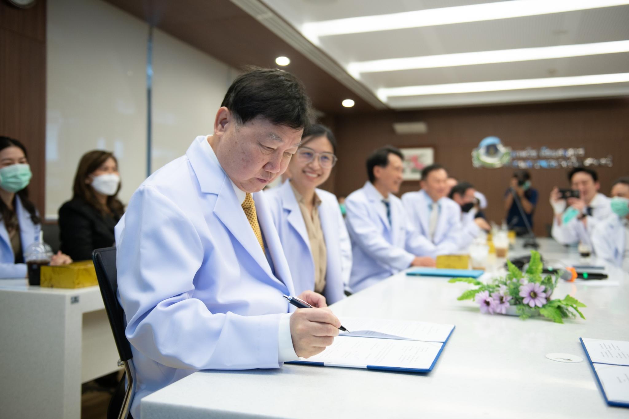 พิธีลงนามข้อตกลงความร่วมมือทางวิชาการ (MOU) ระหว่าง สาขาวิชาศัลยศาสตร์ตกแต่งและแม็กซิโลเฟเชียล ภาควิชาศัลยศาสตร์ คณะแพทยศาสตร์โรงพยาบาลรามาธิบดี มหาวิทยาลัยมหิดล กับ หน่วยศัลยกรรมตกแต่ง โรงพยาบาลยันฮี พิธีลงนามข้อตกลงความร่วมมือทางวิชาการ (MOU) ระหว่าง สาขาวิชาศัลยศาสตร์ตกแต่งและแม็กซิโลเฟเชียล ภาควิชาศัลยศาสตร์ คณะแพทยศาสตร์โรงพยาบาลรามาธิบดี มหาวิทยาลัยมหิดล กับ หน่วยศัลยกรรมตกแต่ง โรงพยาบาลยันฮี